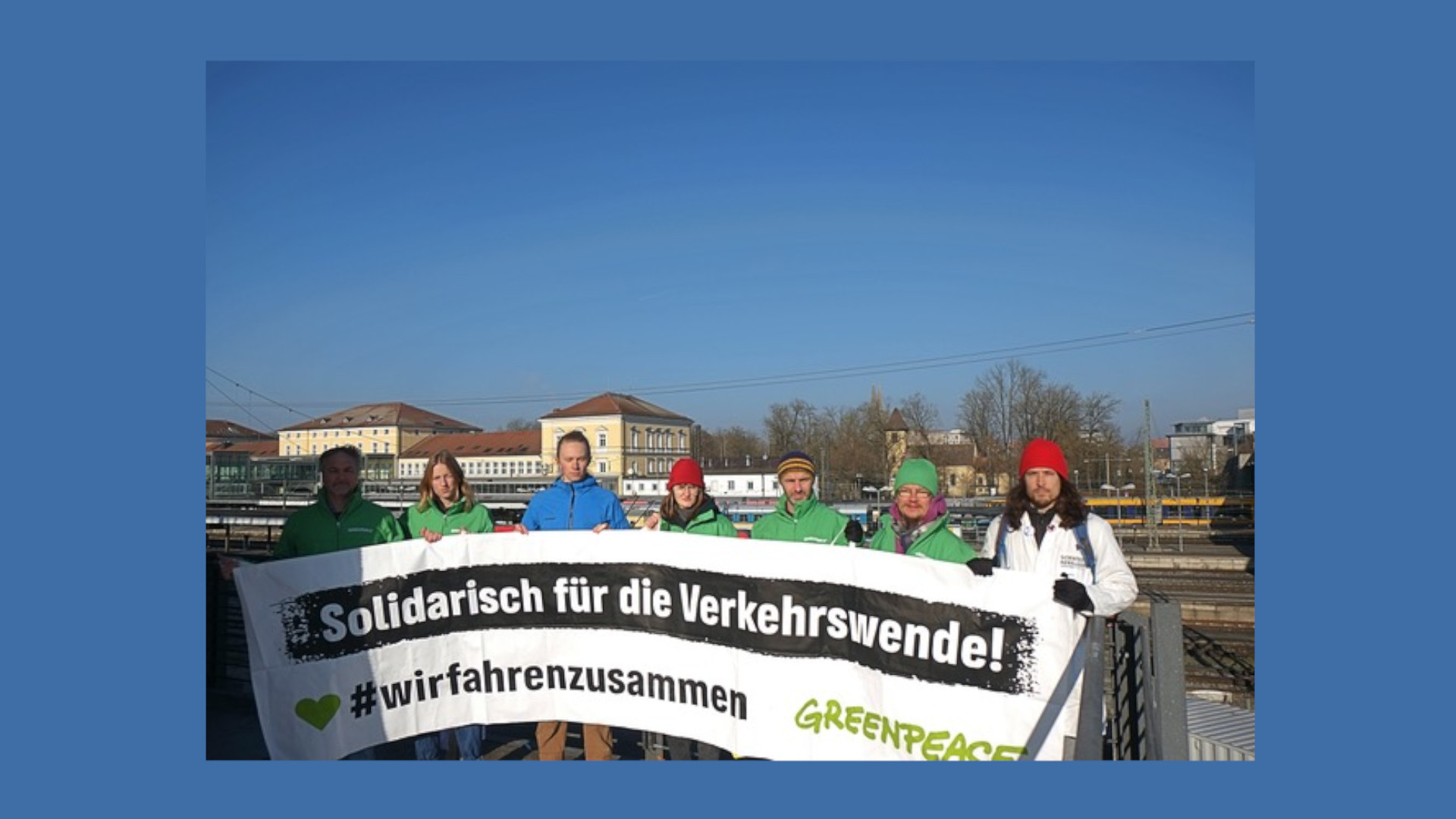 Aktivisten halten Plakat hoch