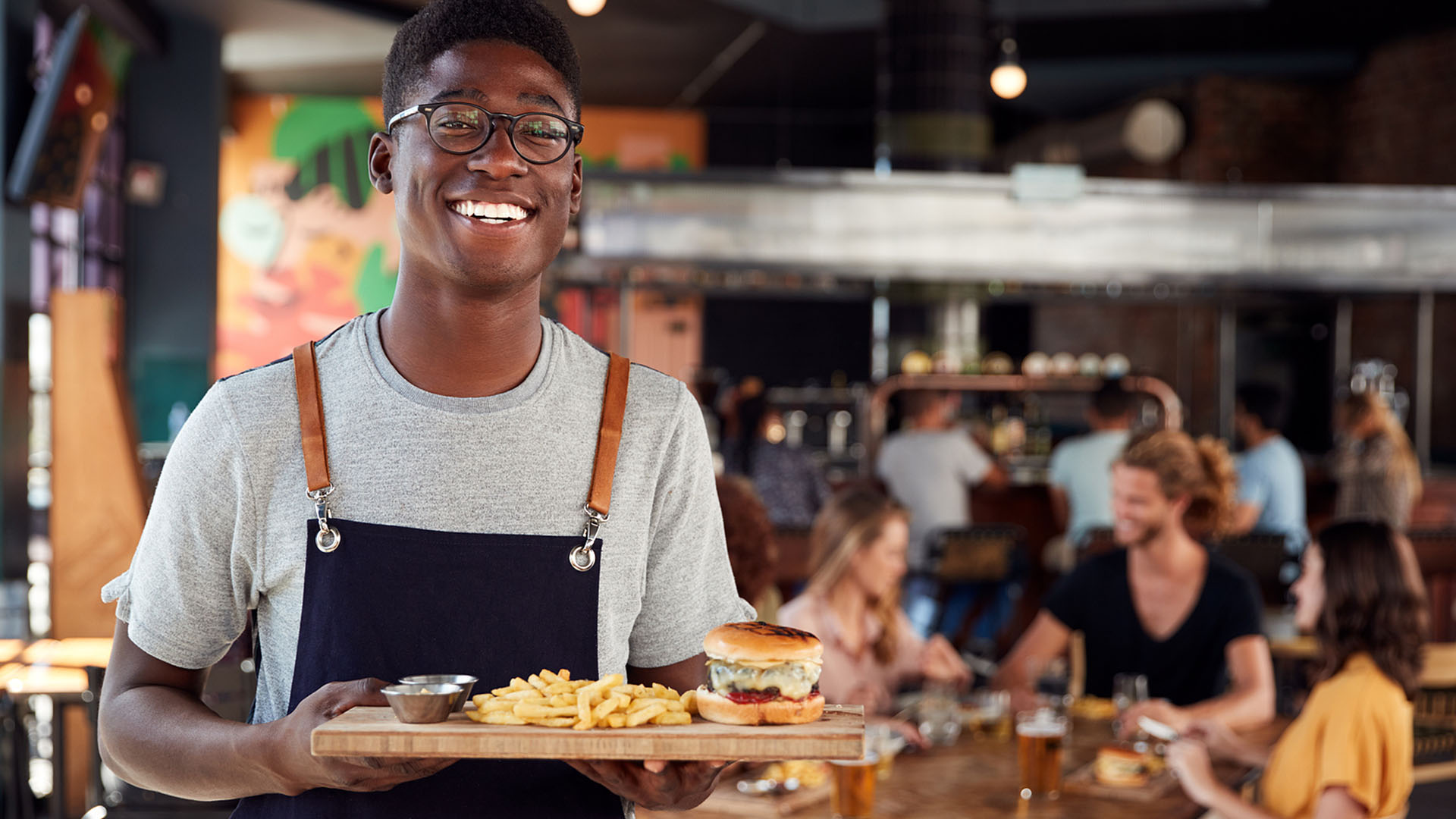 Lächelneder Kellner im Restaurant