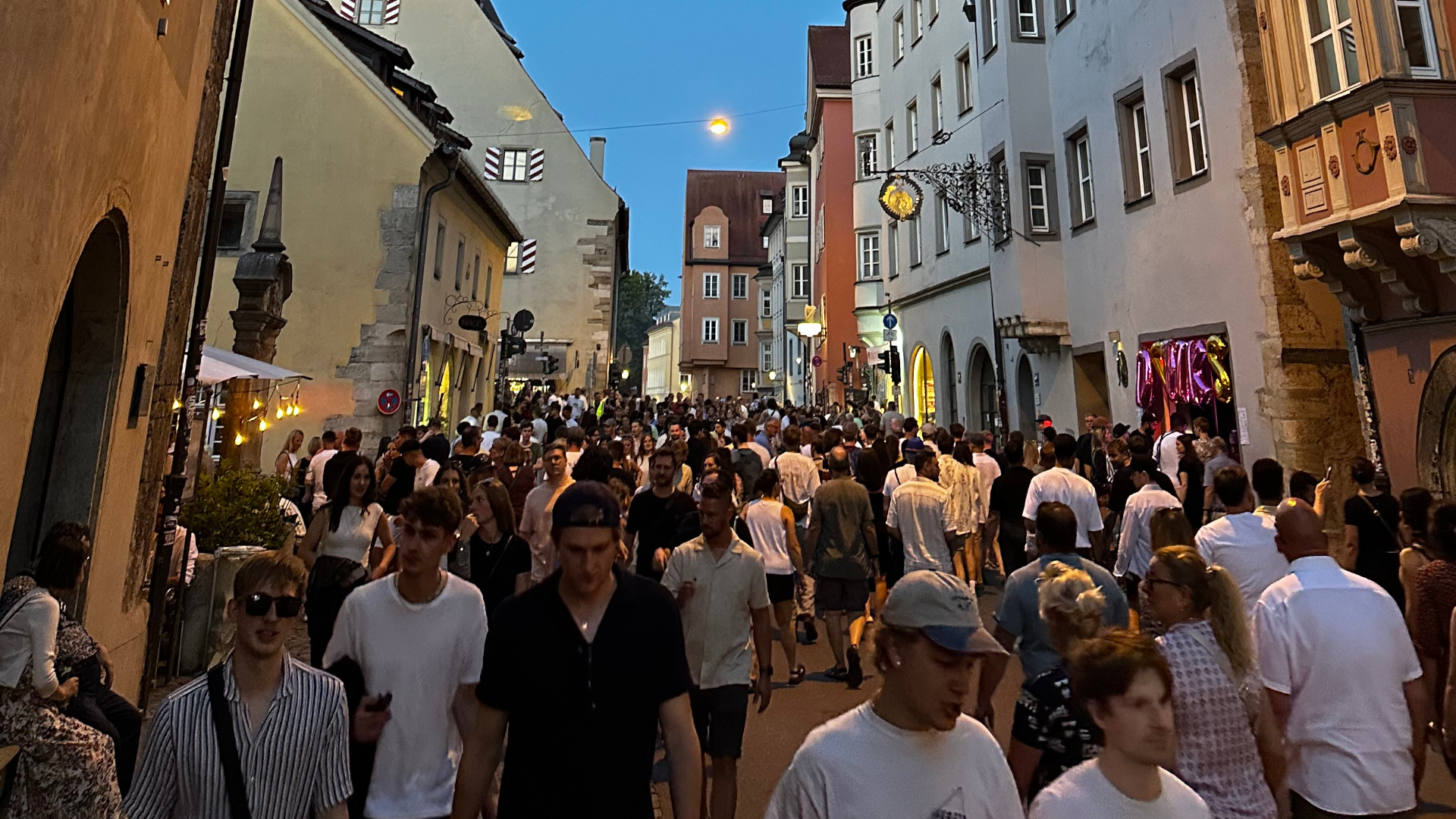 Belebte Regensburger Innenstadt