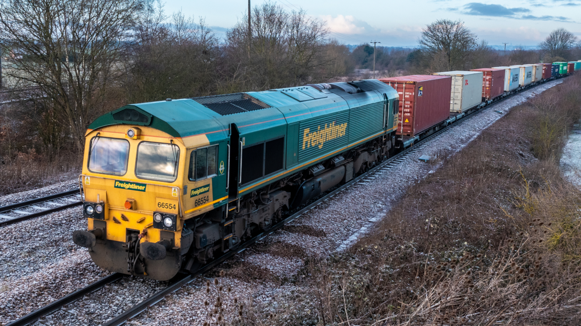 Güterzug auf Gleisen