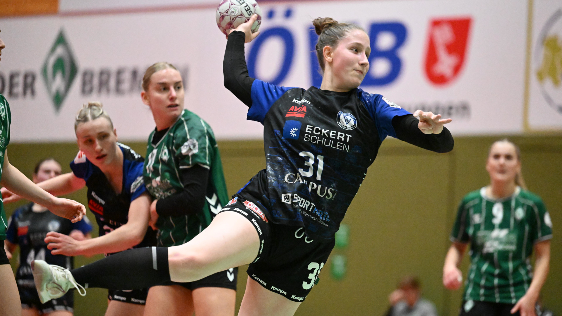 #Kreisläuferin Lisa Opitz beim erfolgreichen Torwurf in Bremen – am Ende musste sie die Niederlage mittragen