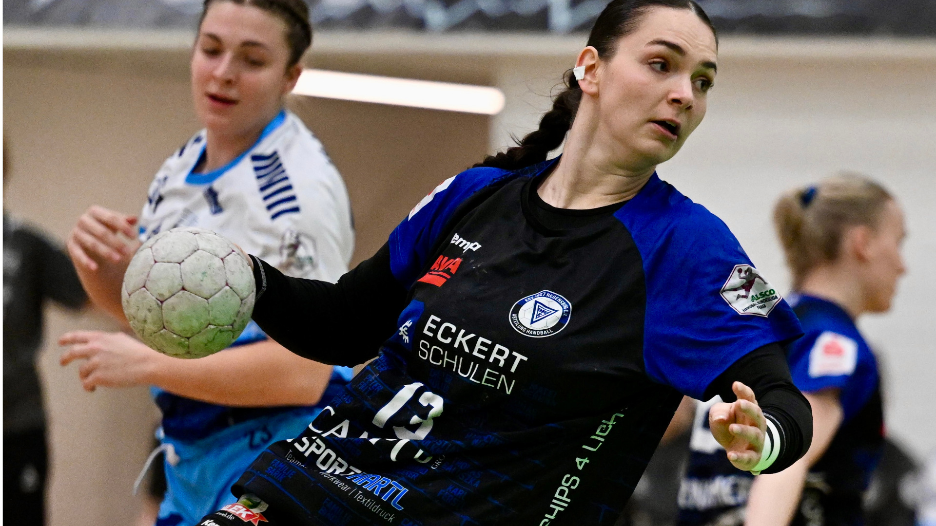 Sara Mustafic führt den Ball im Spiel