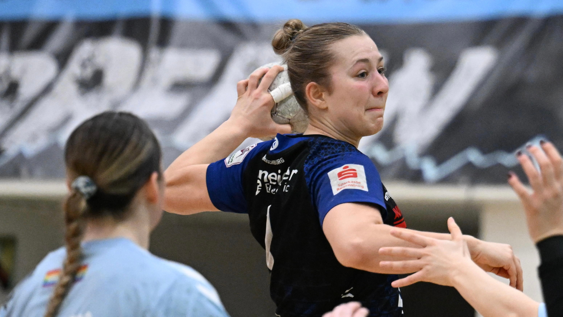 #22 Linksaußen Lucie Kollmer beim erfolgreichen Torwurf