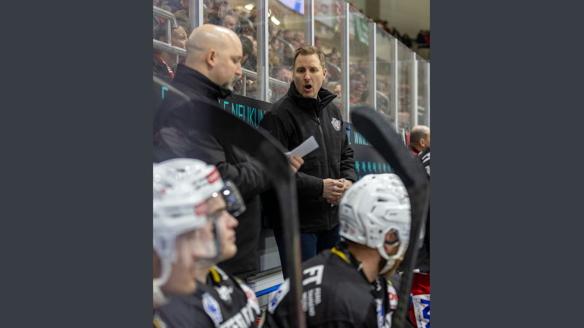 Eishockeyspieler auf der Bank