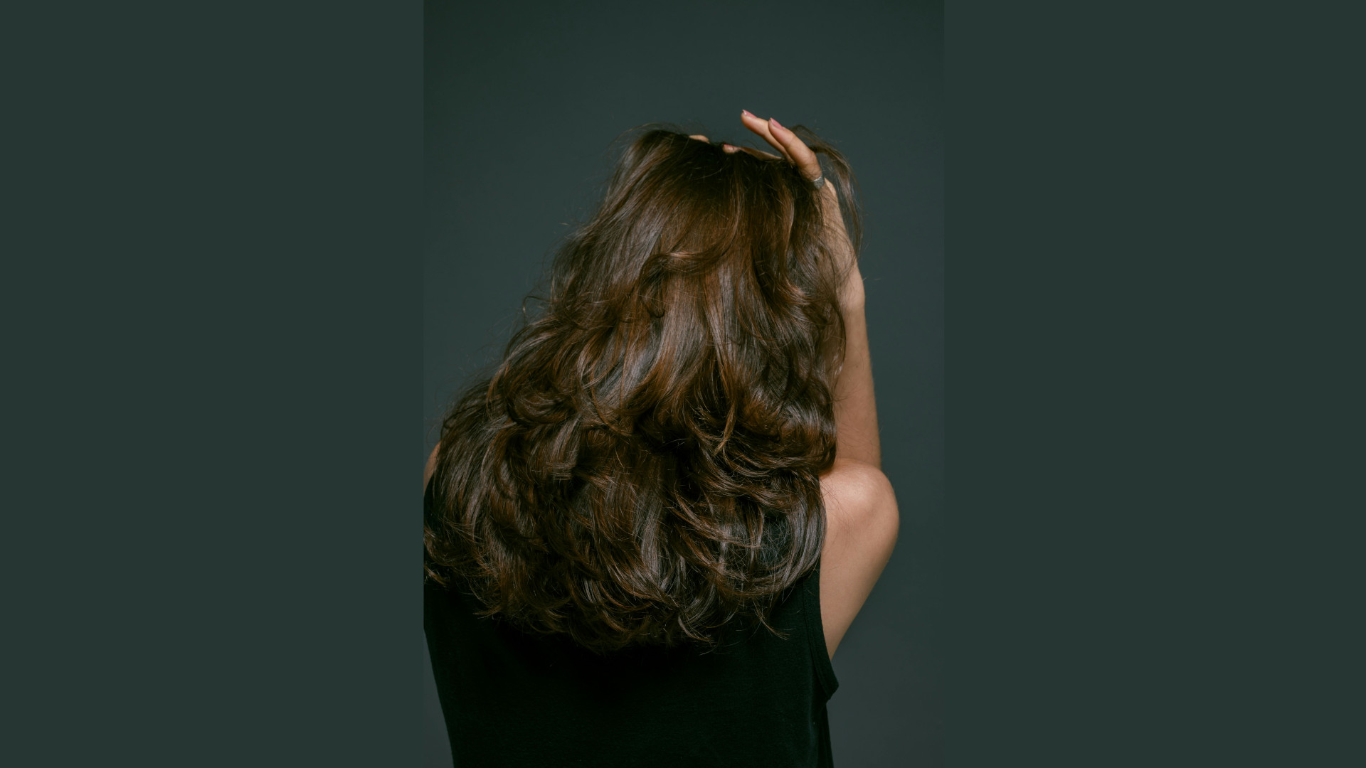 Symbolbild: Frau mit langen braunen Haaren