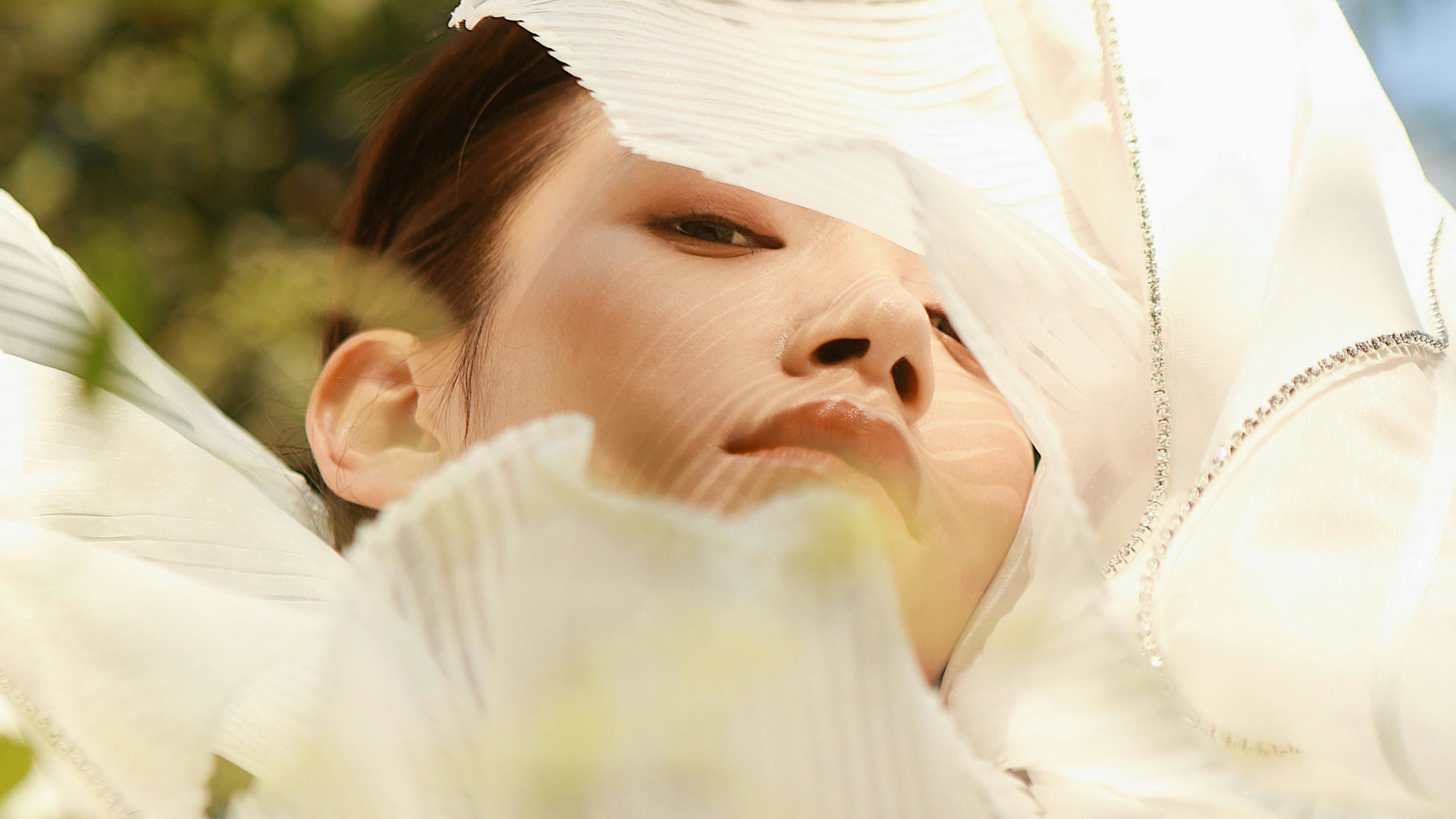 Frau mit weißer Bluse