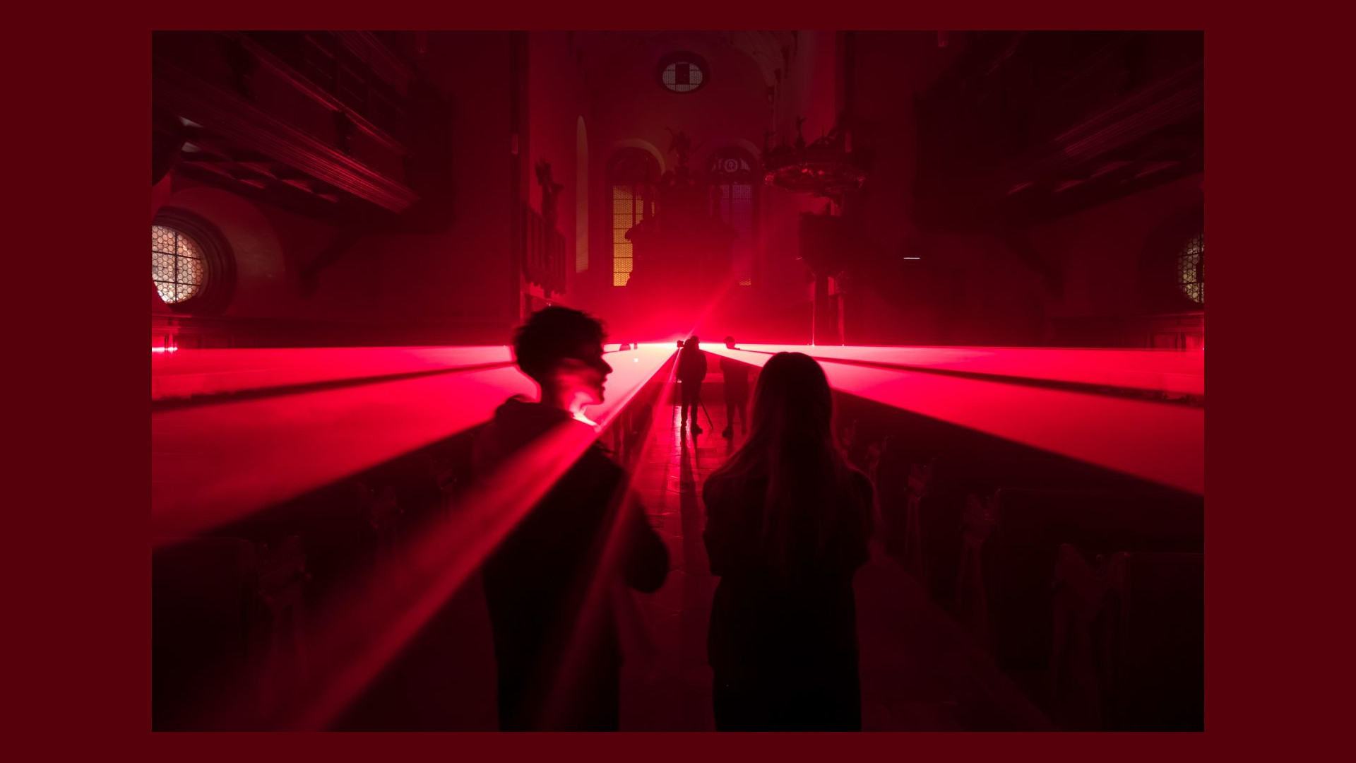 Rote Lichtshow in der Kirche
