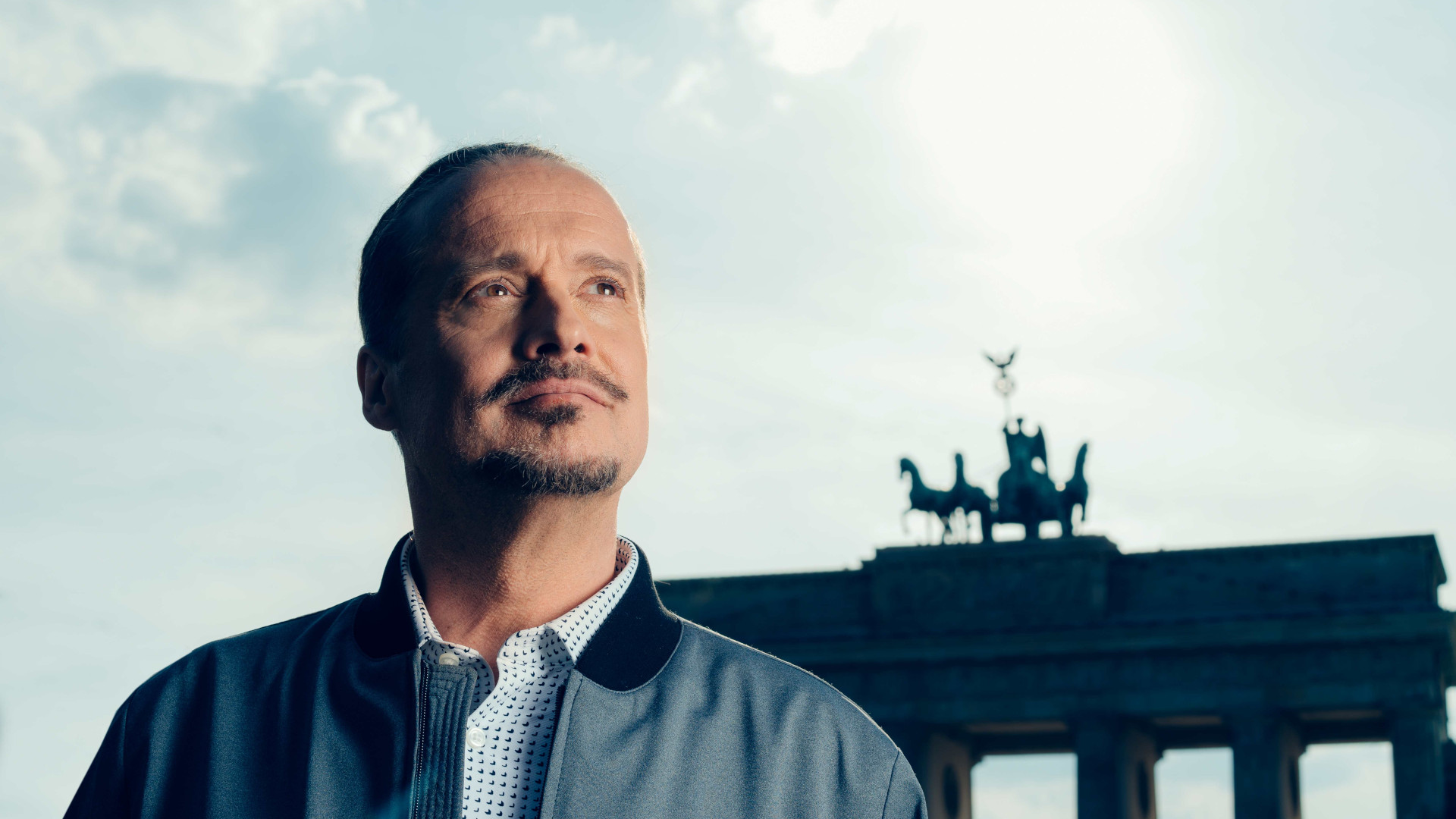 Alex Christensen vor dem Brandenburger Tor