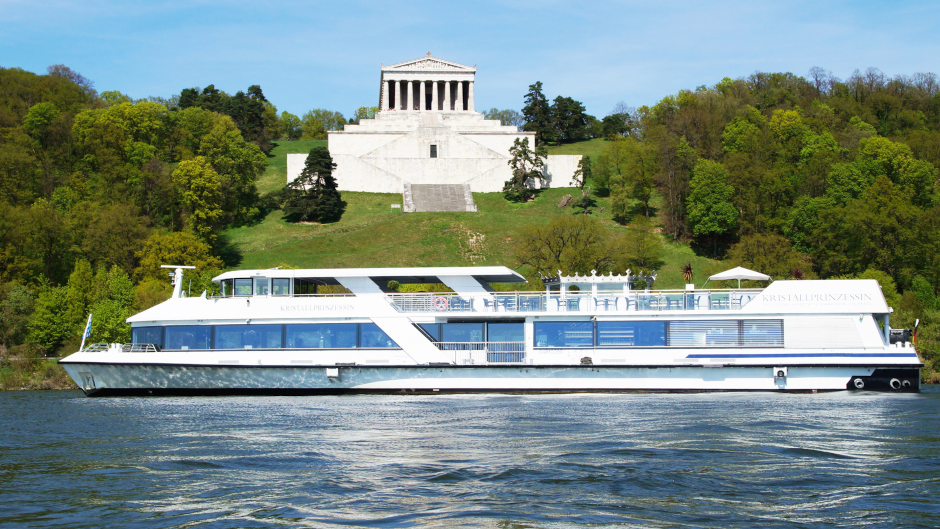 Kristallprinzessin vor der Walhalla