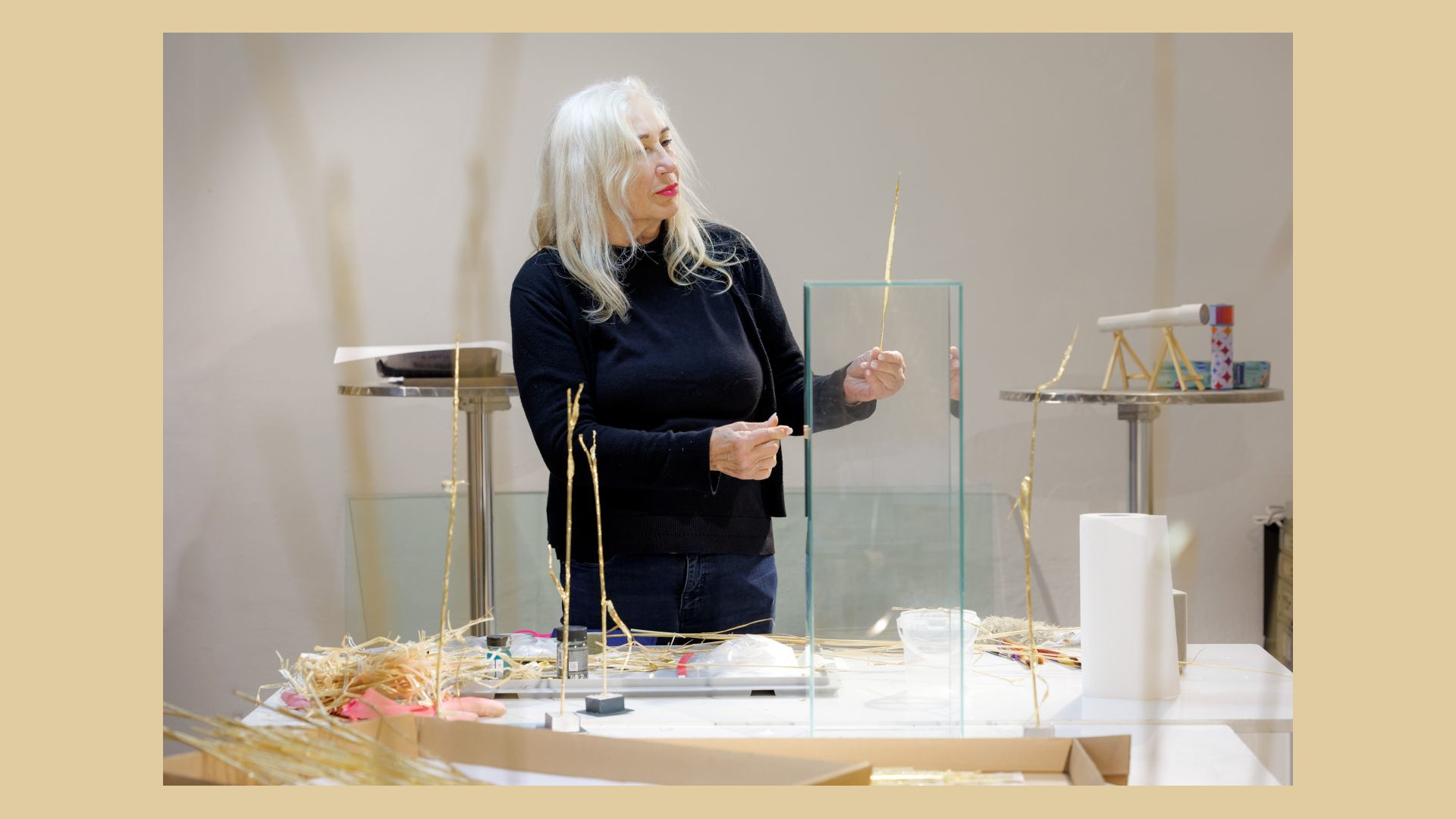 Künstlerin steht vor ihrem Werk und interagiert damit