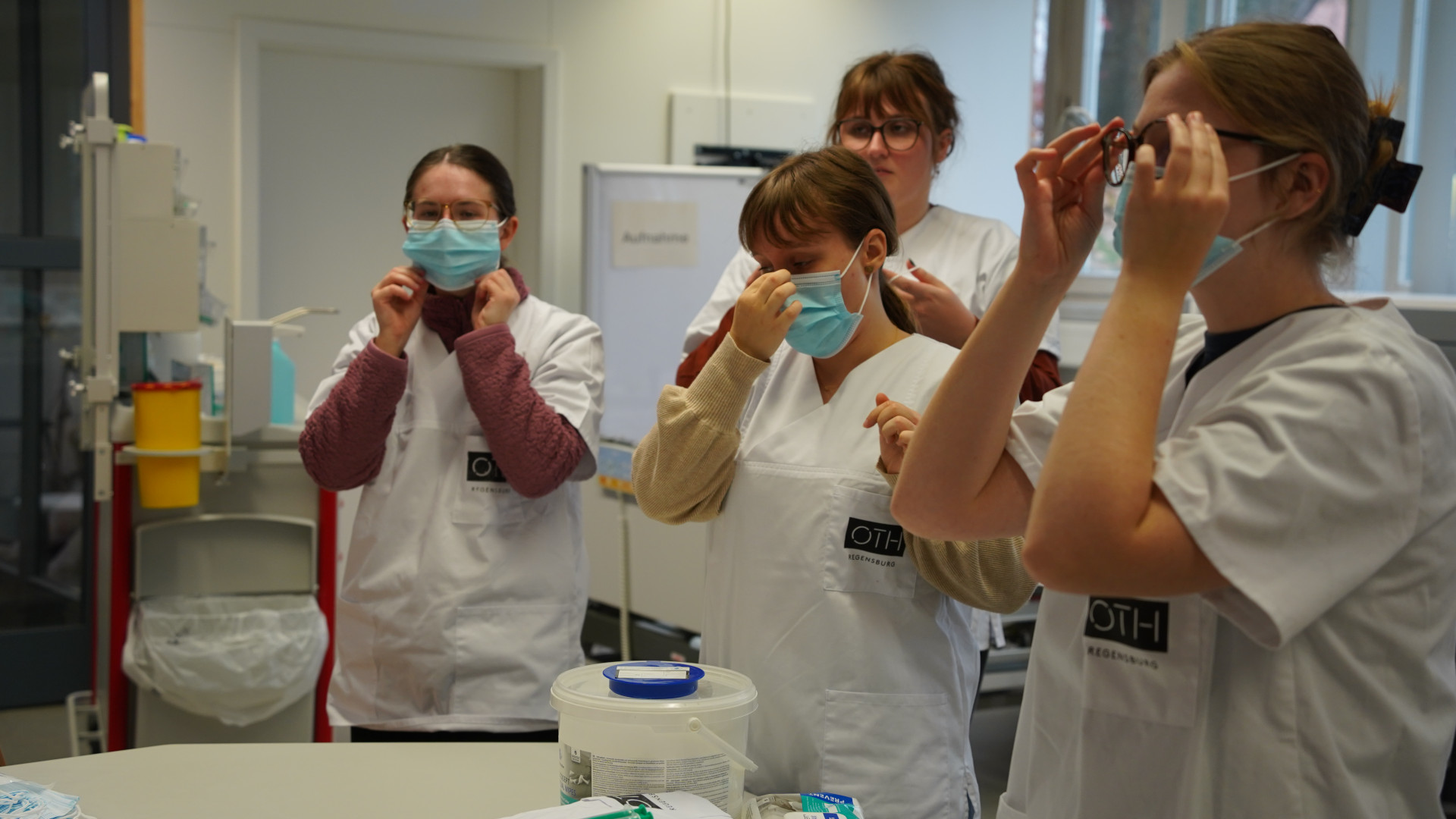 Im Skills Lab der OTH Regensburg üben die Studierenden praxisnah grundlegende pflegerische Fertigkeiten. Dabei stehen Patientensicherheit und Patientenbeobachtung im Mittelpunkt. 