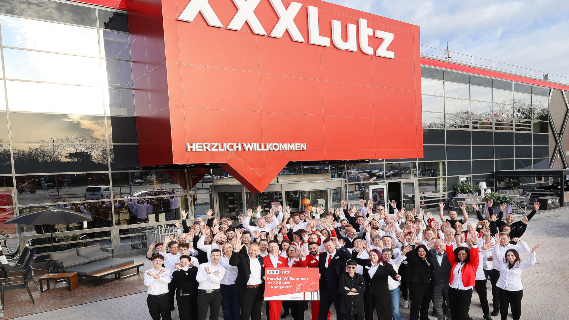 Gruppenbild vor der Filiale: Gemeinsam bereit für den Start: Die neue Belegschaft von XXXLutz vor dem Einrichtungshaus am Standort Rangsdorf.