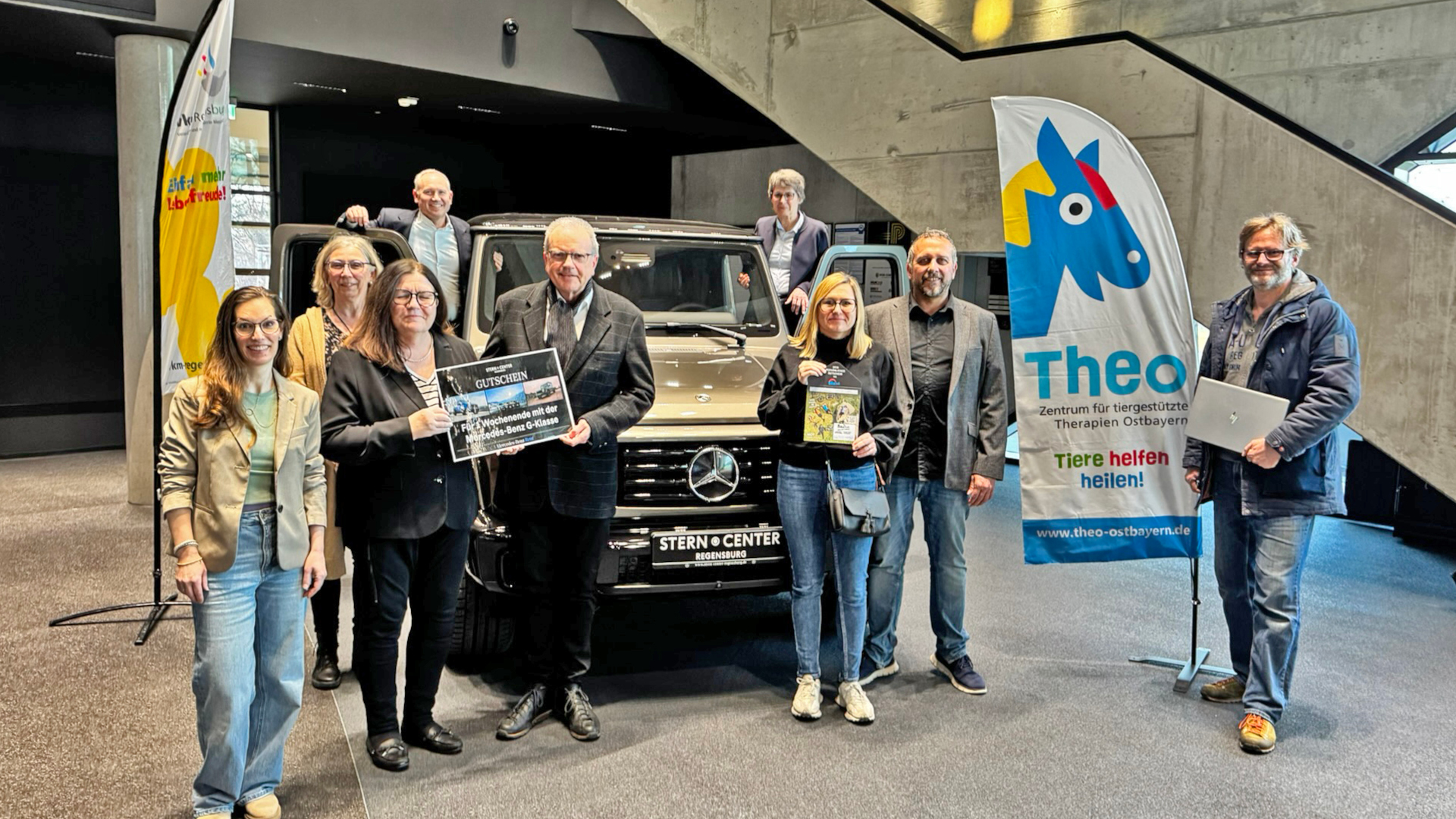 Preisübergabe im Stern-Center (von links): Jasmin Sebö, Claudia Moser, Gabriele Thomann, Ulrich Schlammerl, Gerhard Hackl, Christa Weiß, Julia Schneeweiss, Felix Zimmermann und Peter Mojzis