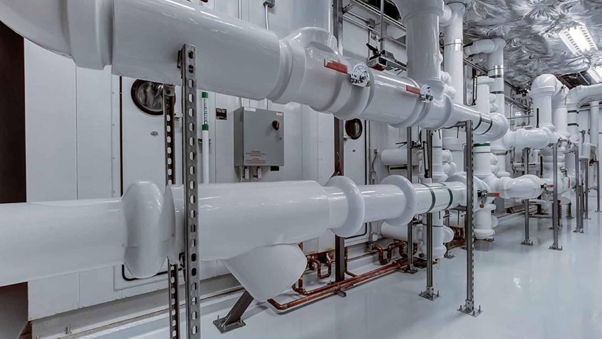 Symbolbild: Installation von Industrie-Rohren