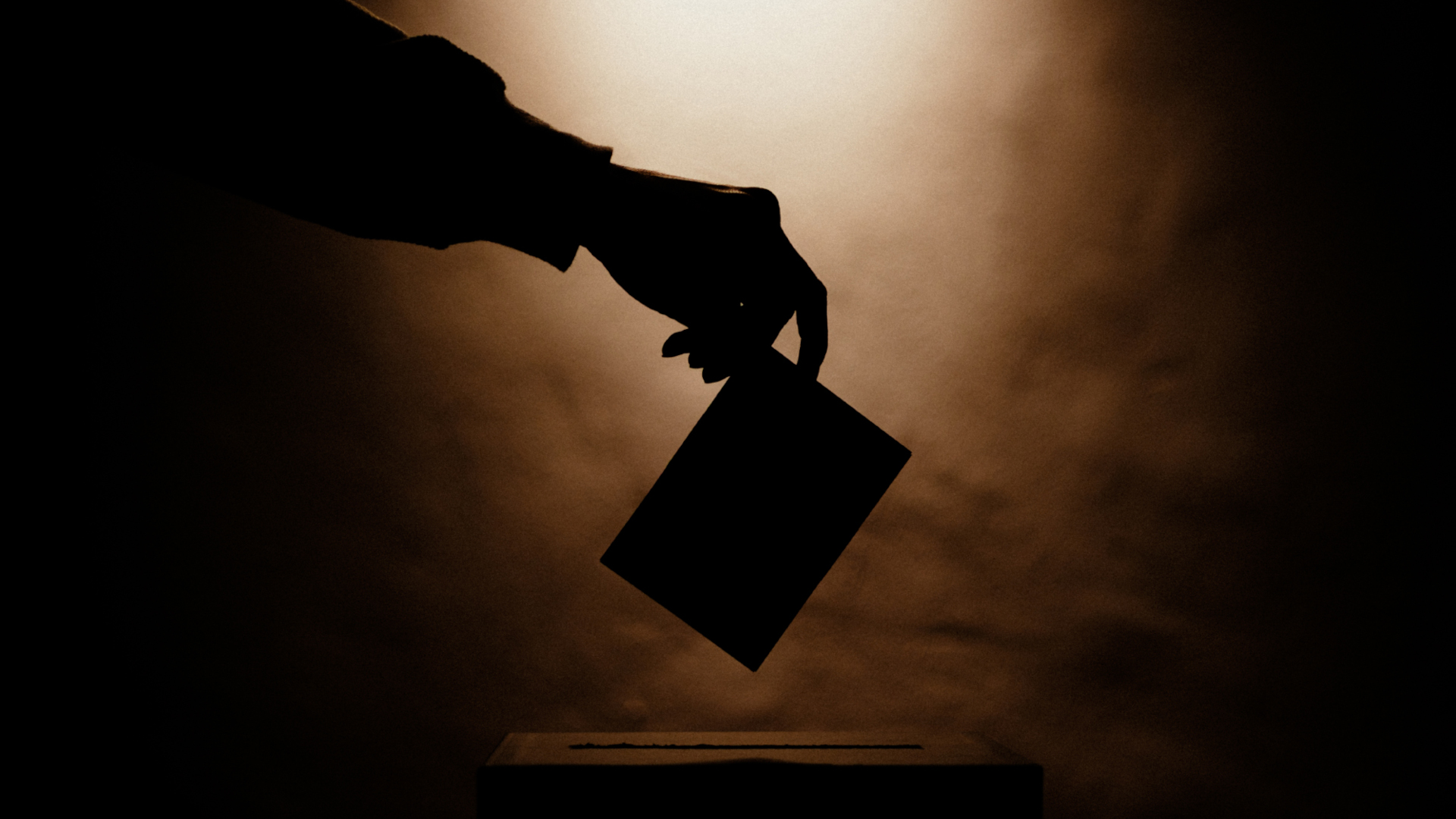 Wahlzettel wird in die Wahlurne geworfen