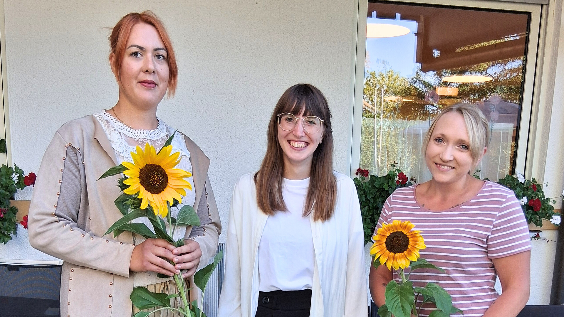 Evelyn Frank-Gößl (li.) und Sabrine Ott (re.) mit Pflegedienstleiterin Sophia Schreffl am ersten Ausbildungstag