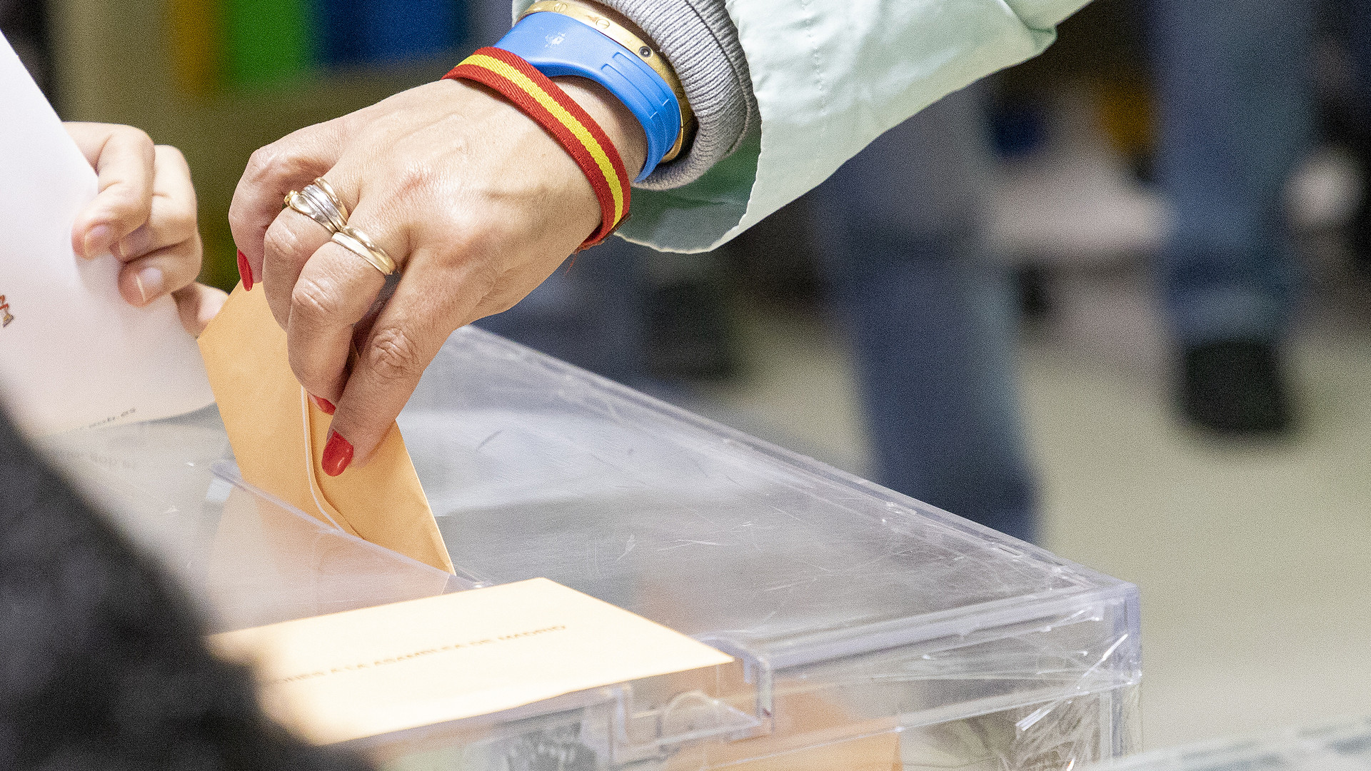 Symbolbild: Hand, die Stimme in die Urne schmeißt