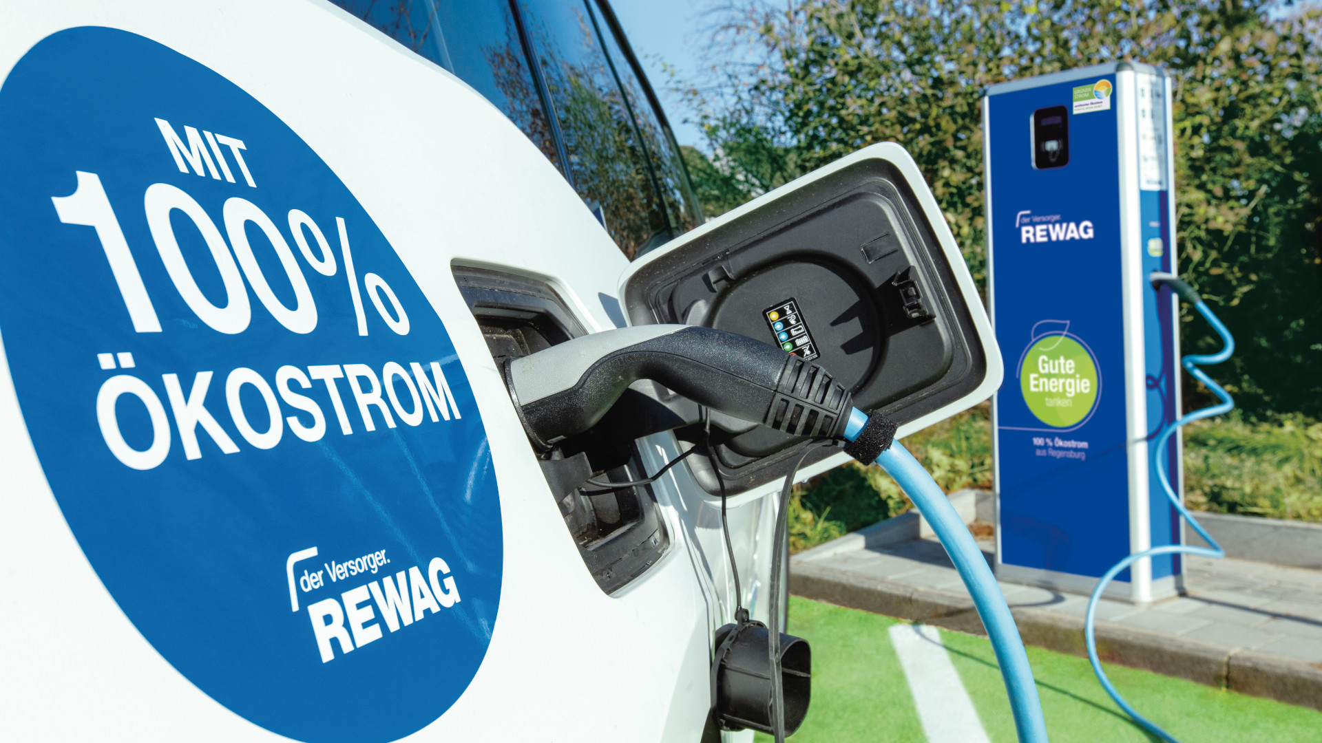 Auto an der E-Ladesäule