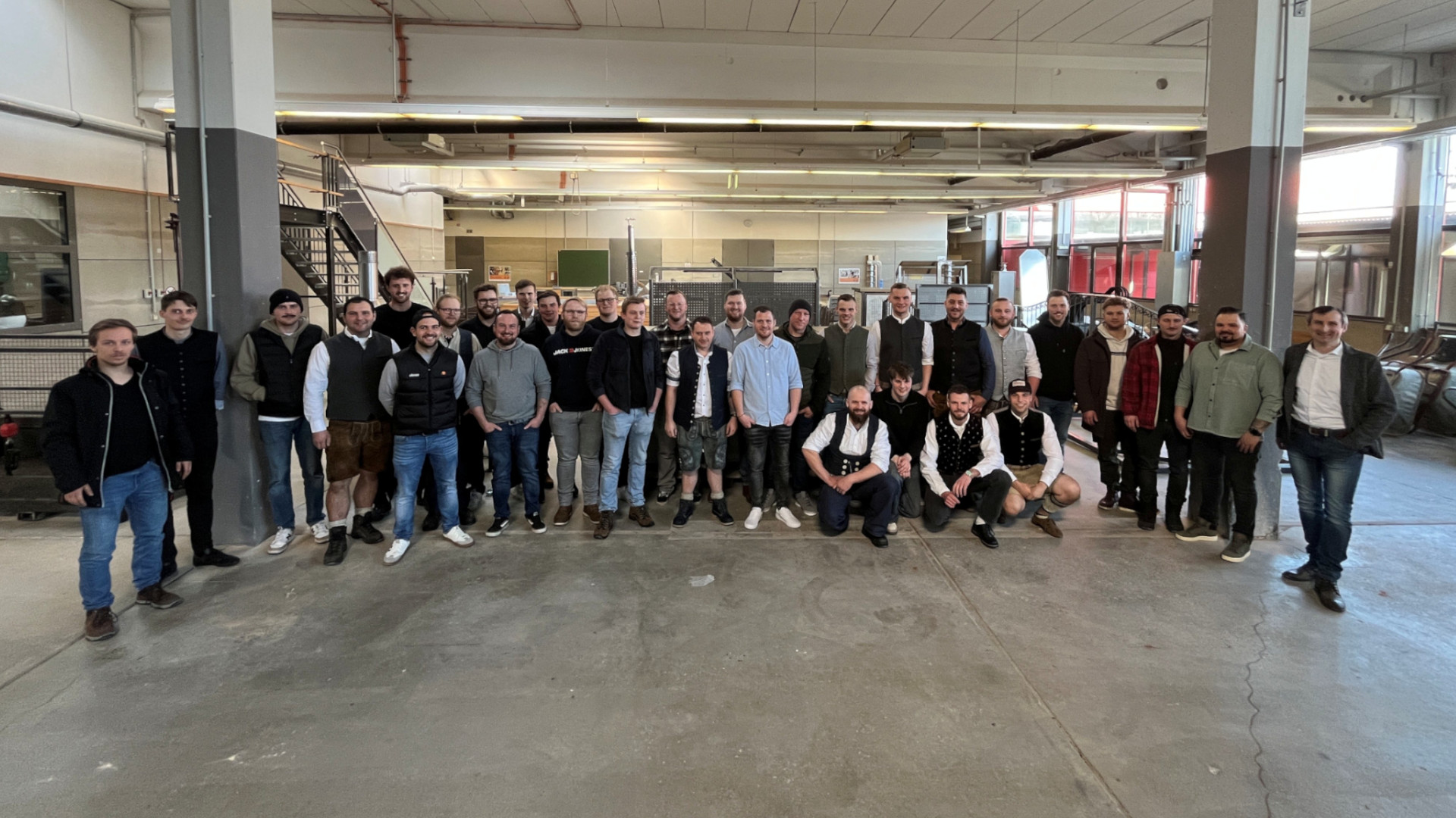 Gruppenbild Meisterkurs:  Die Absolventen des diesjährigen Meisterkurses Metallbau mit Kursleiter Peter Fitterer (1.v.re.).