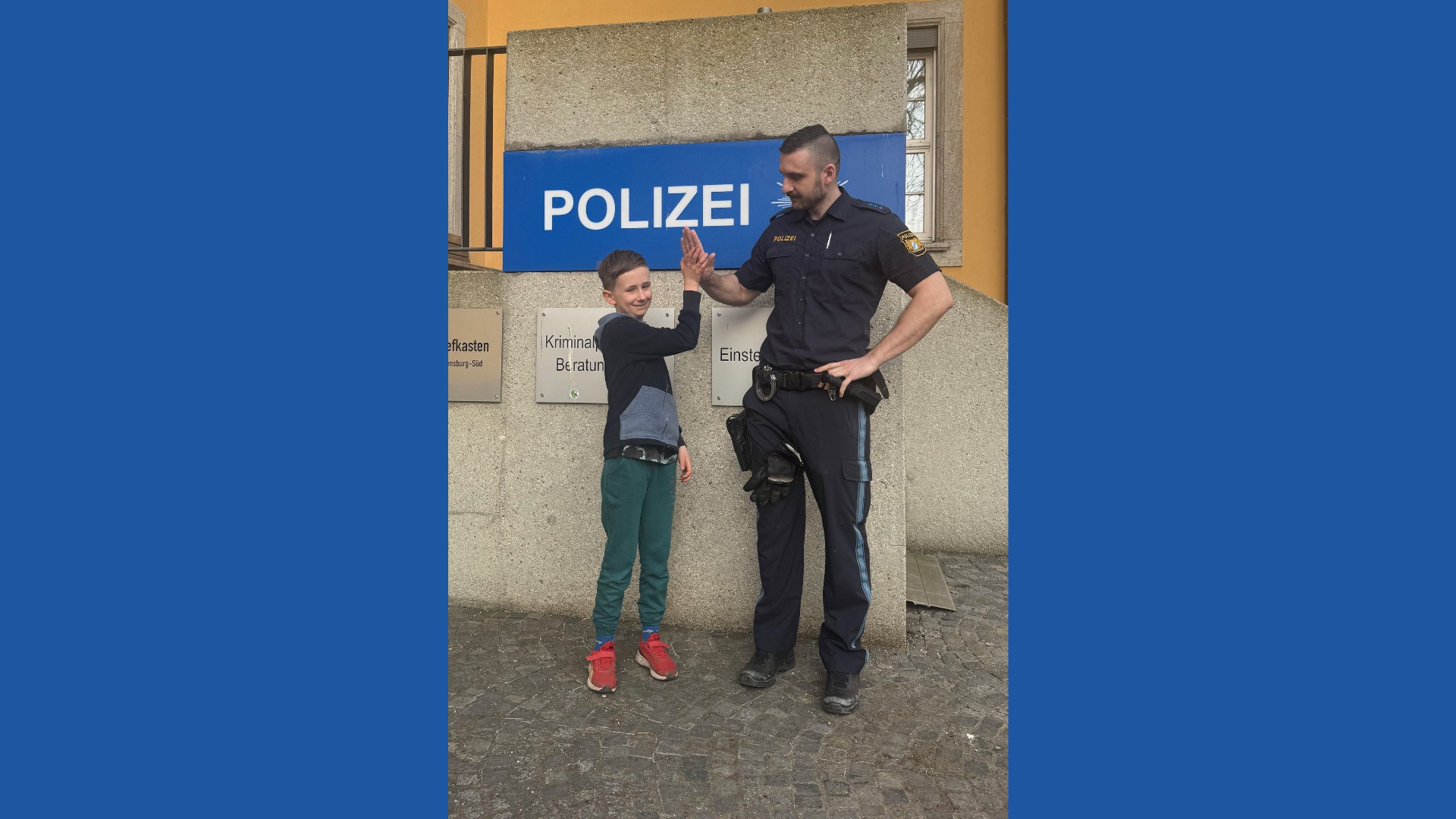 Der neunjährige Kosta mit Polizeiobermeister Gürtler
