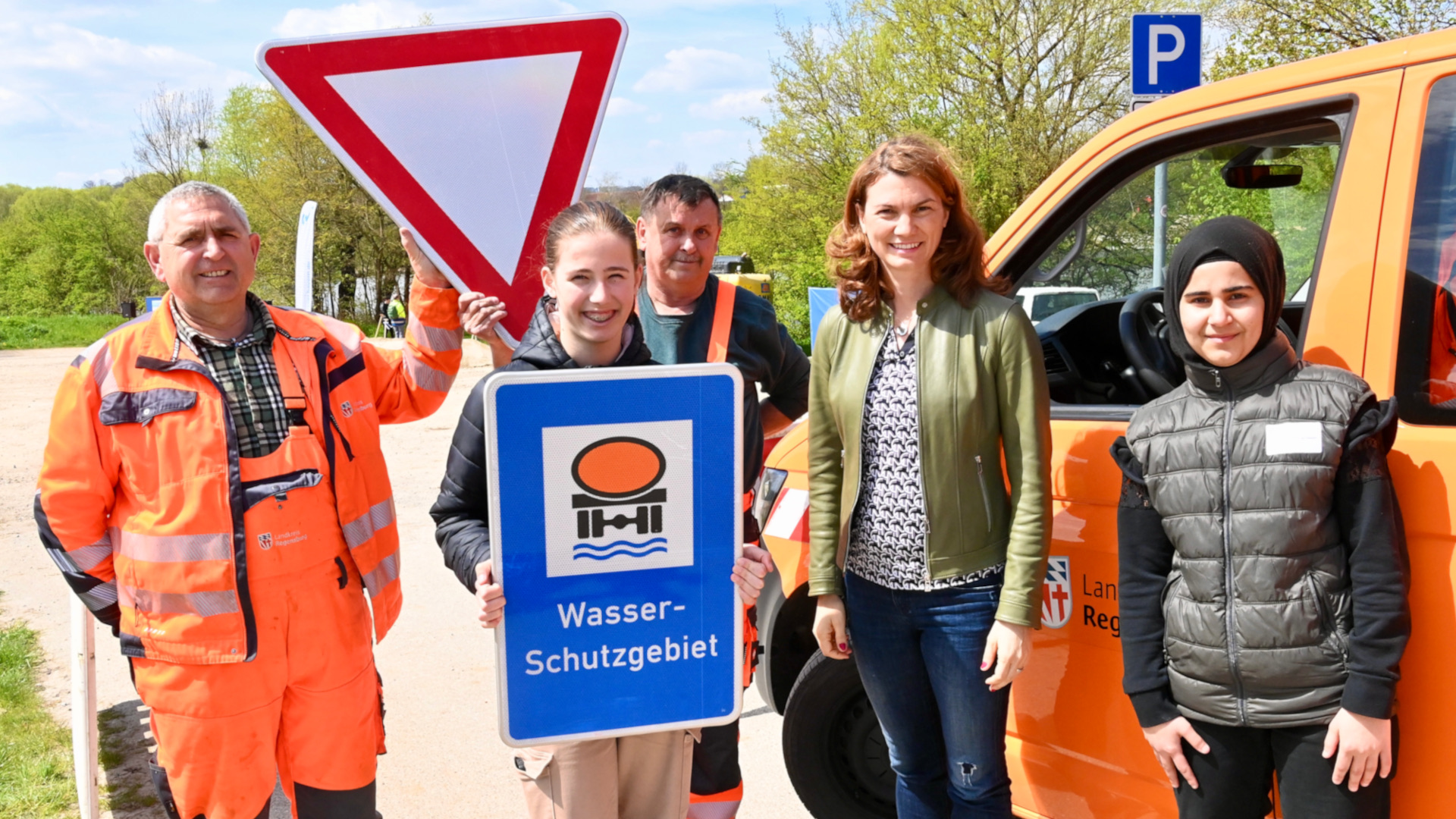 Teilnehmerinnen am Girl`s Day bei einer informativen Rundreise mit Mitarbeitern des Bauhofs