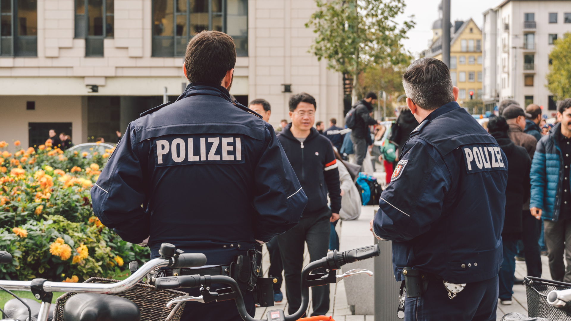 Zwei Polizisten von Hinten
