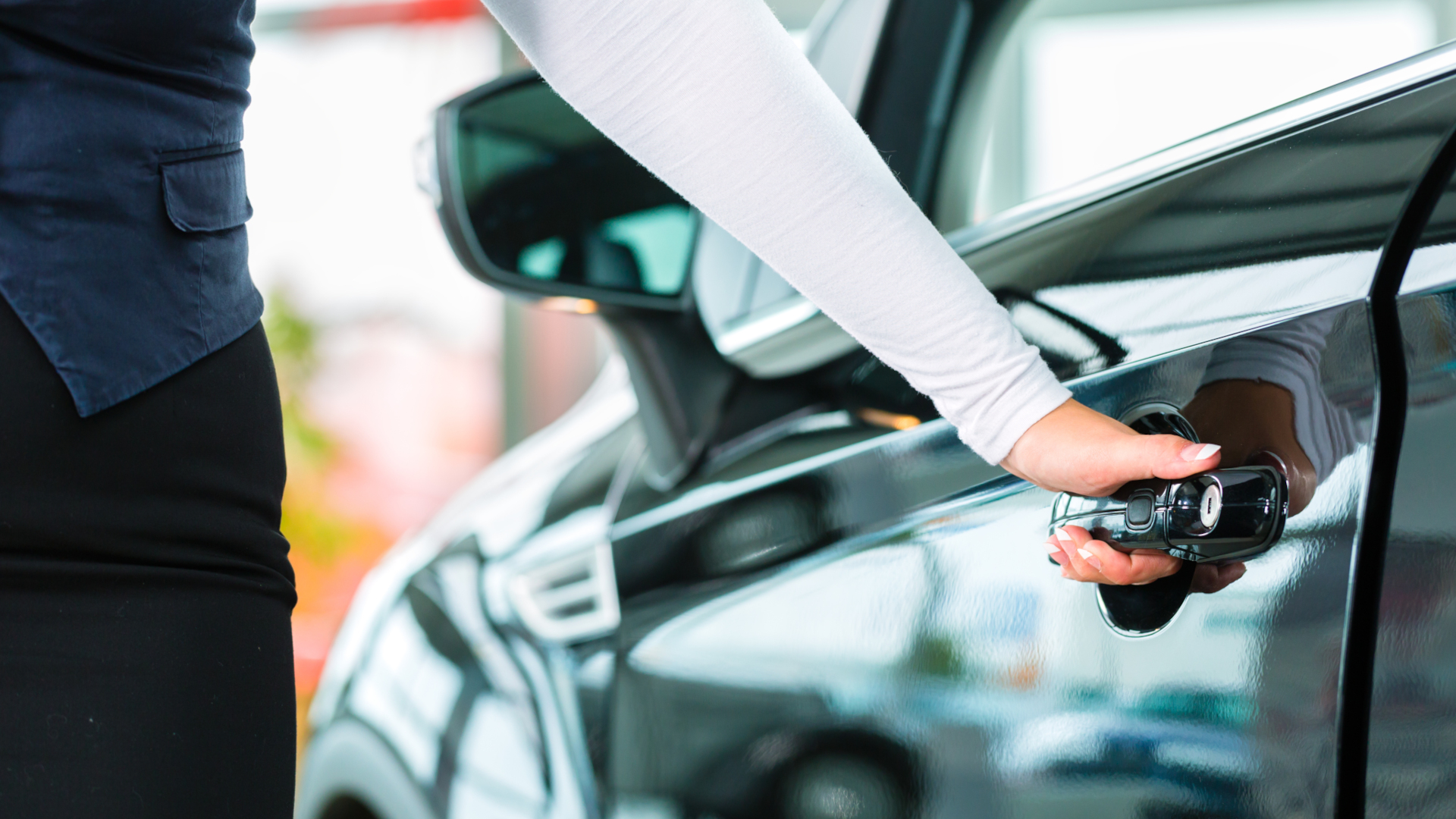 Hand im Autotürgriff