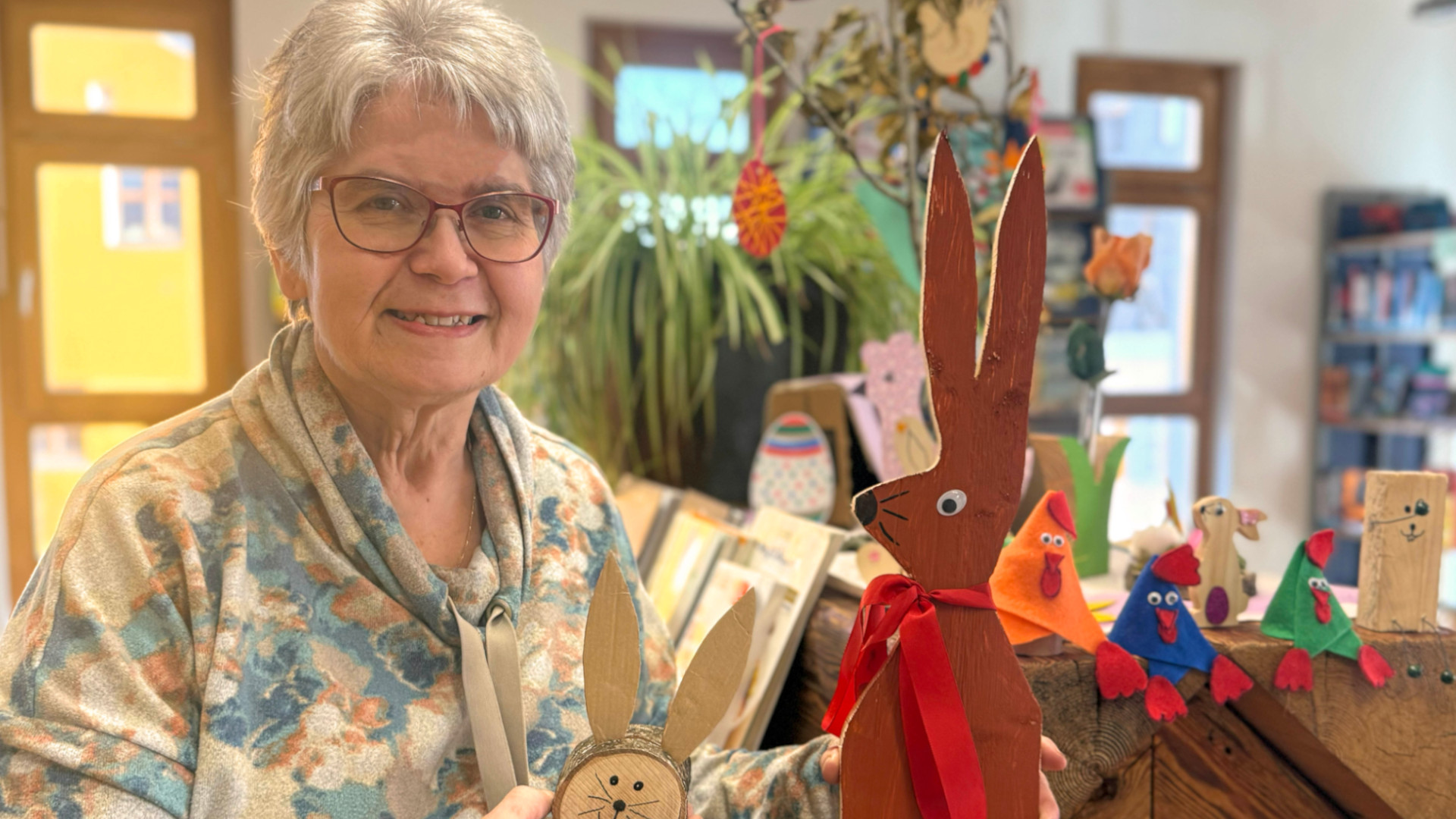 An die Scheren, fertig, los! Unter Anleitung von Barbara Lohmaier wird beim nächsten Kreativnachmittag in der Stadtbibliothek wieder gebastelt