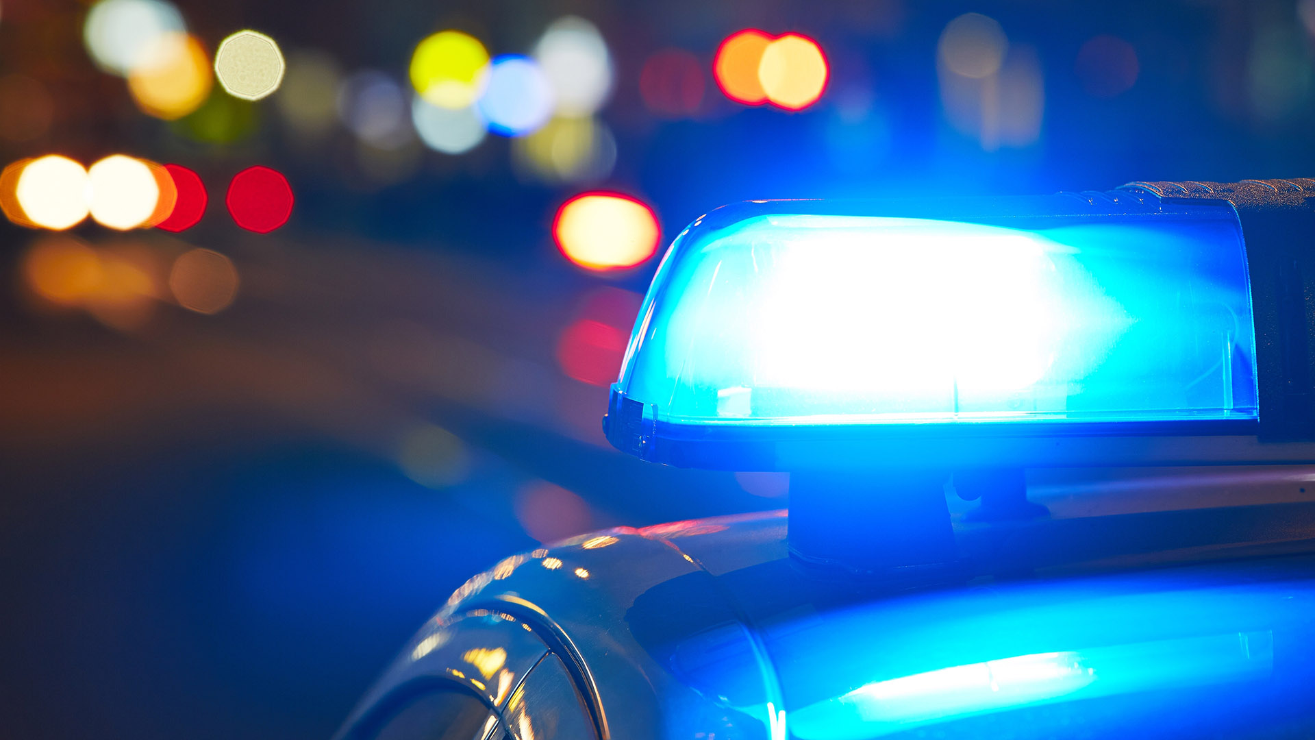 Streifenwagen der Polizei bei Nacht