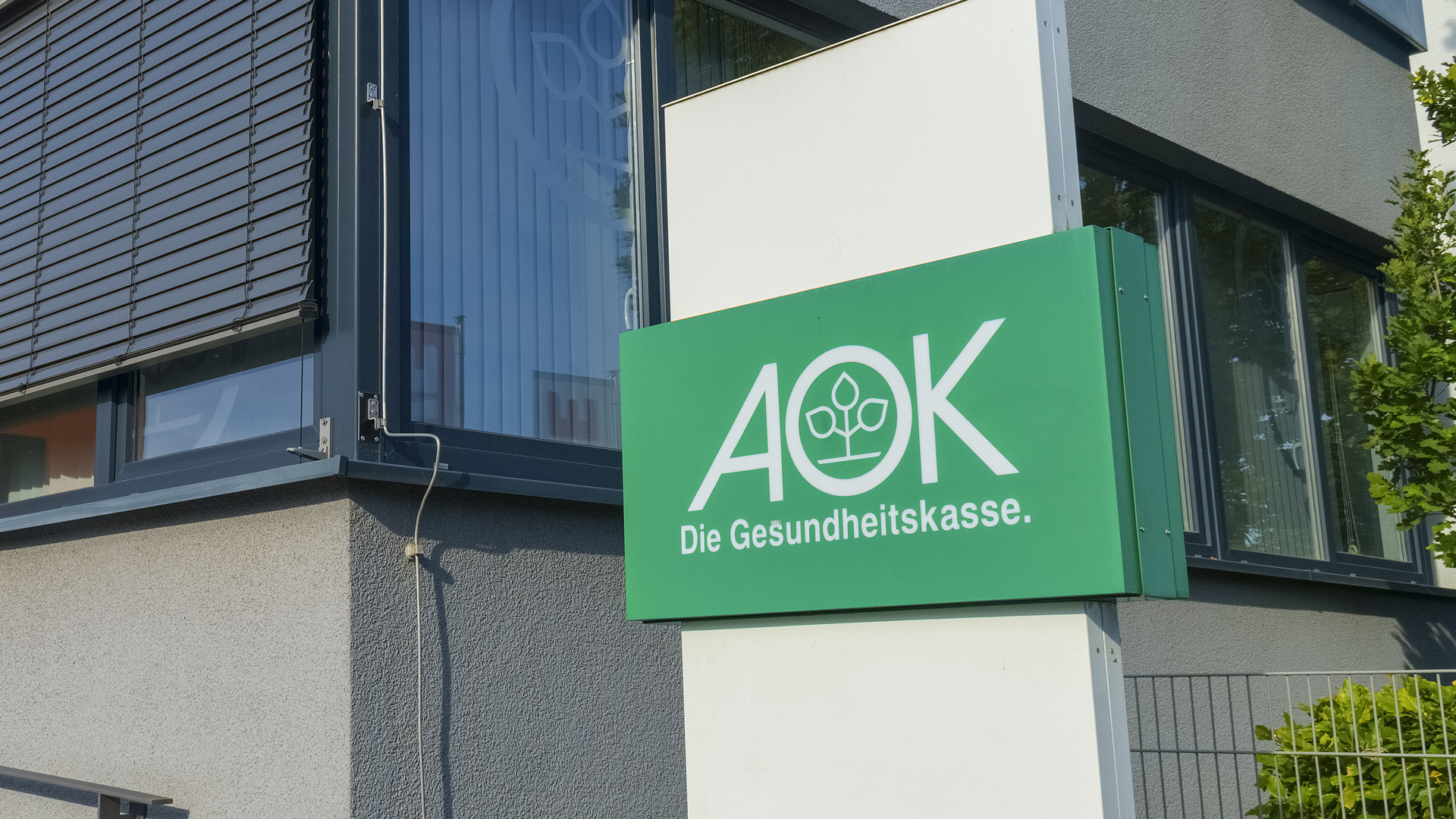 AOK Schild am Firmengebäude