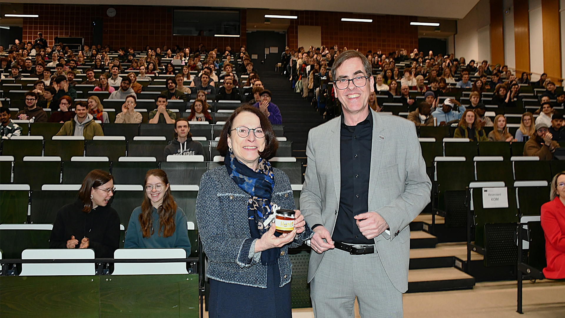 Prof. Dr. Ralph Schneider (rechts), Präsident der OTH Regensburg, überreichte Regensburgs Oberbürgermeisterin Gertrud Maltz-Schwarzfischer zum Abschied OTH-Honig