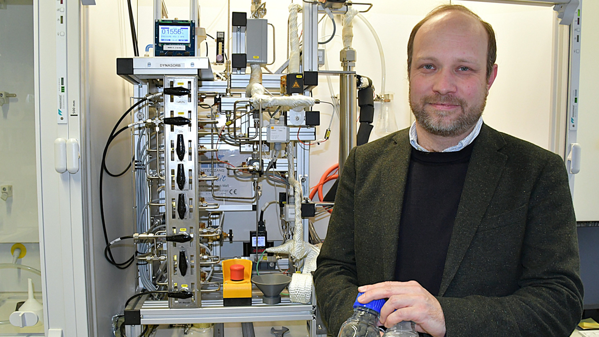 Prof. Dr. Philipp Keil leitet das Forschungsprojekt DECIDE an der OTH Regensburg. Darin untersuchen die Forschenden, wie CO₂ aus Abgasen der Zementproduktion abgeschieden werden kann