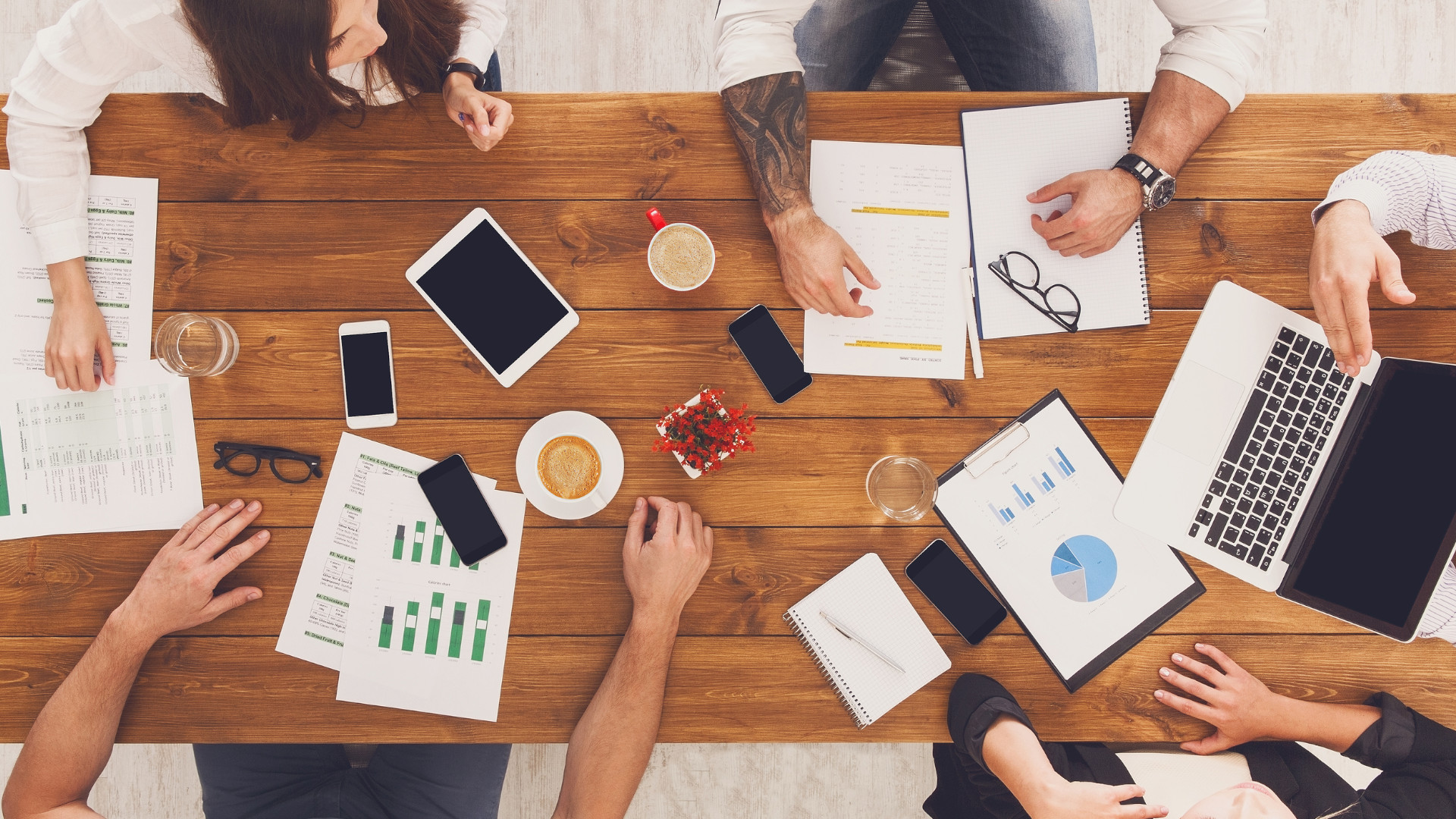 Symbolbild: Meeting am Tisch