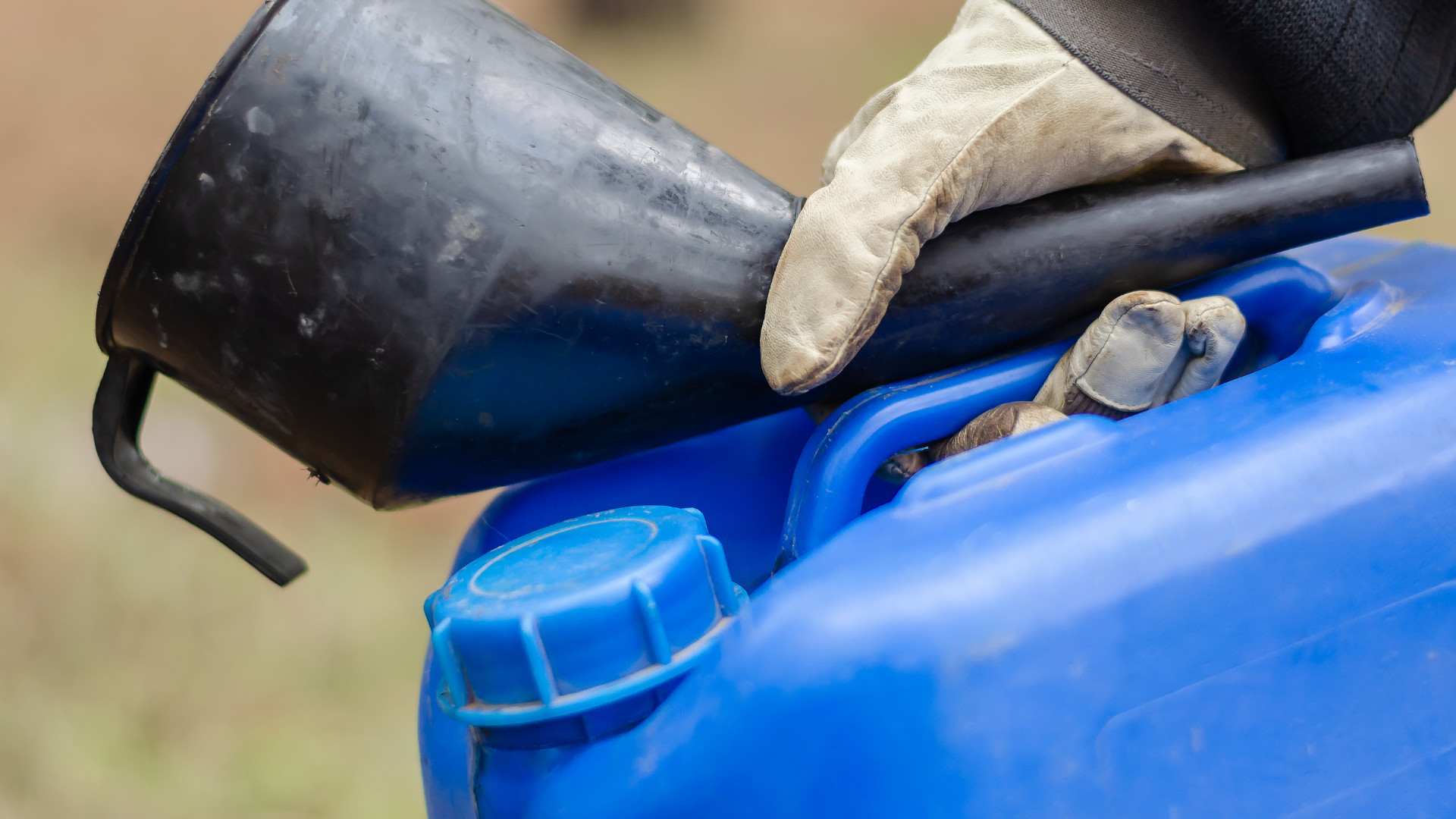 Symbolbild: Mann trägt Diesel-Kanister