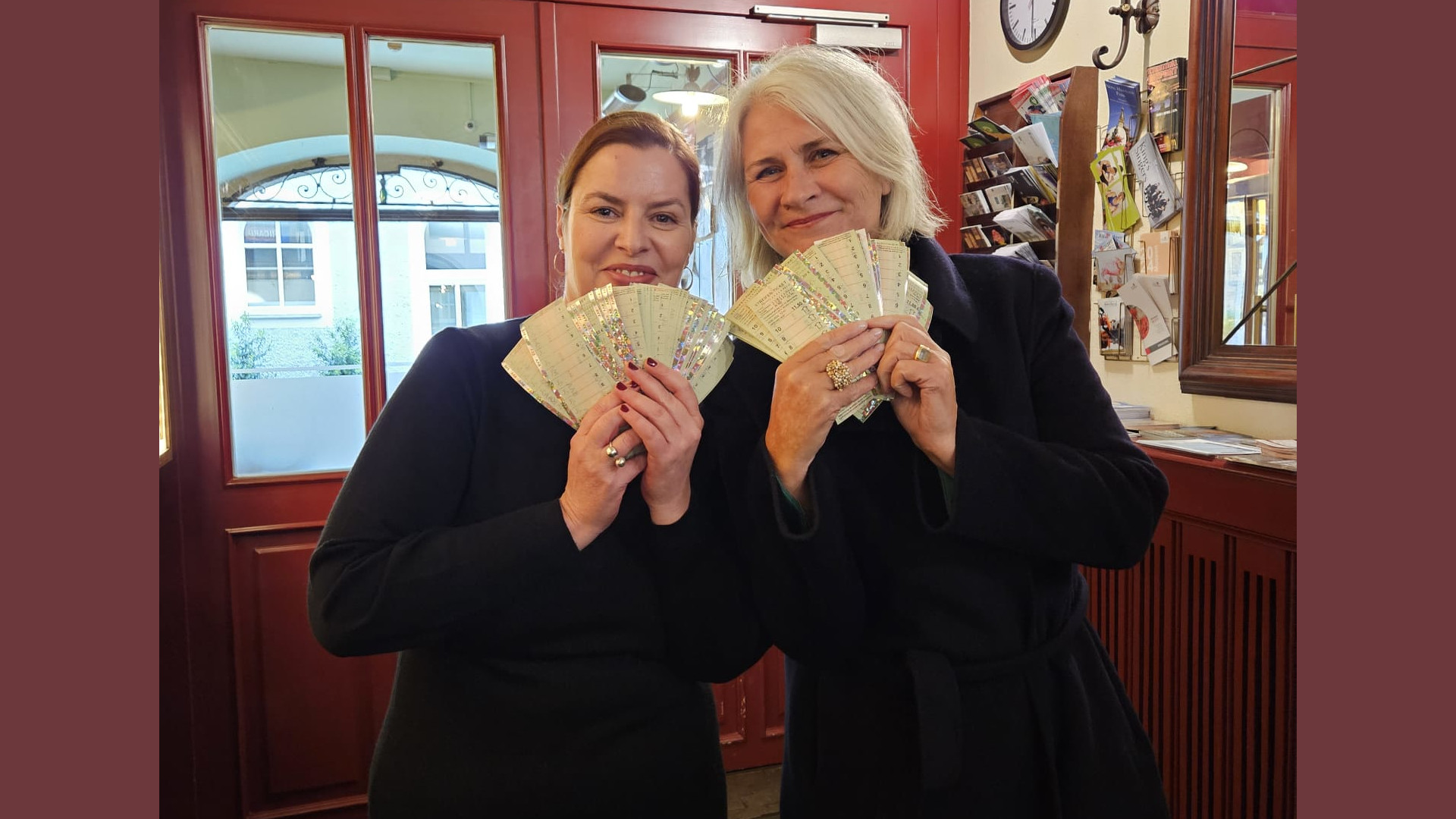 Annette Ebmeier und Bea Szabo halten die Busfahrkarten in der Hand