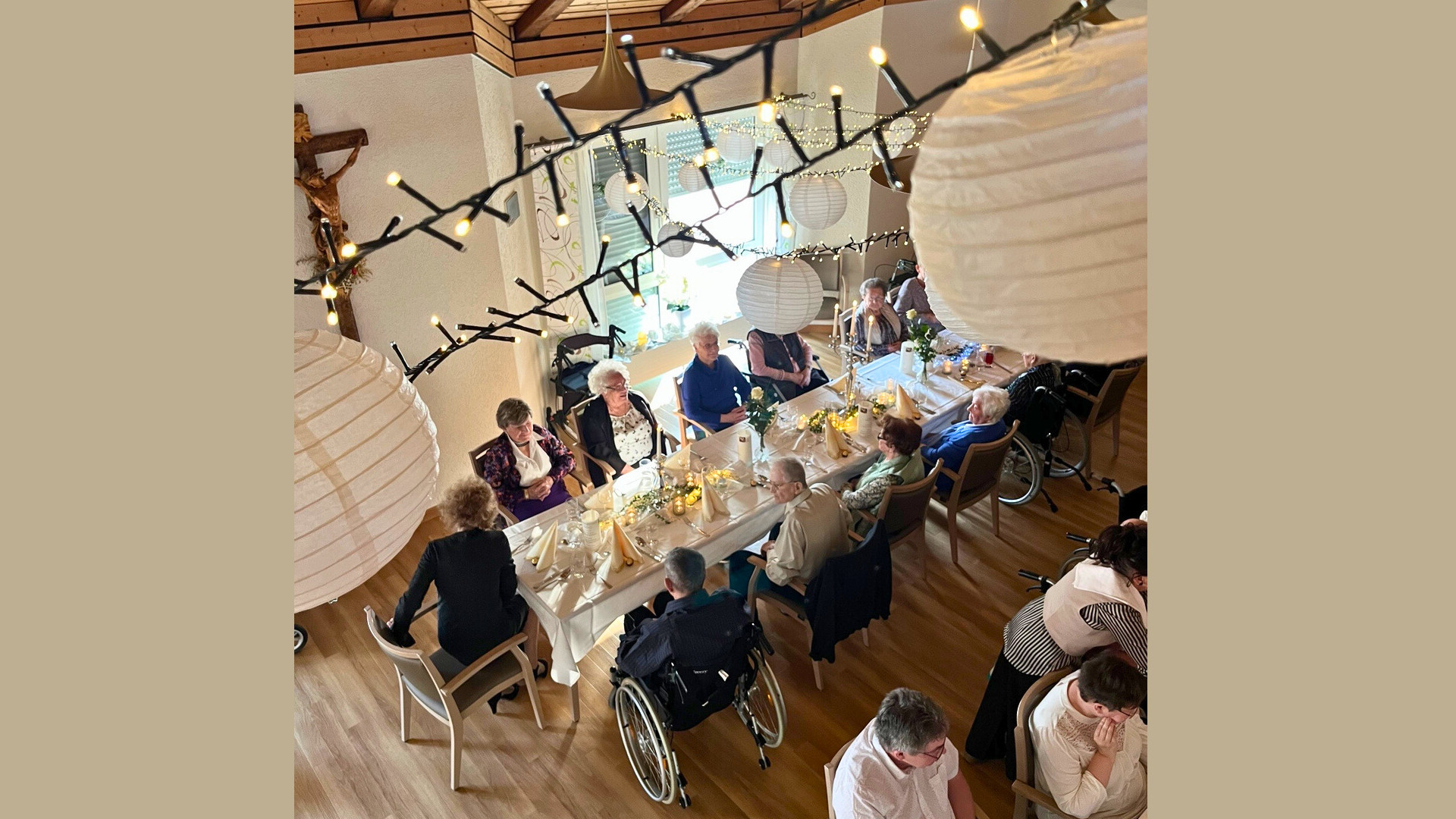 Die Heimbewohnerinnen und Heimbewohner speisten wie im Fünf-Sterne-Restaurant: Candle-Light-Dinner im Caritas Pflegeheim St. Martin in Neustadt an der Waldnaab
