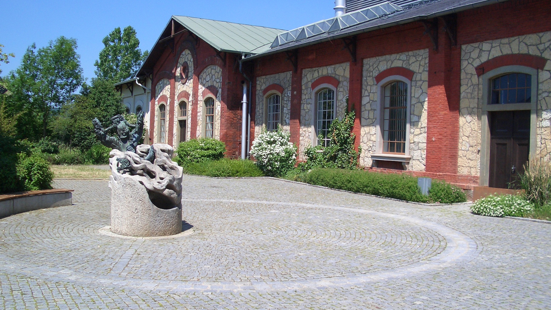 Brunnen vor dem historischen Maschinenhaus im Wasserwerk Sallern