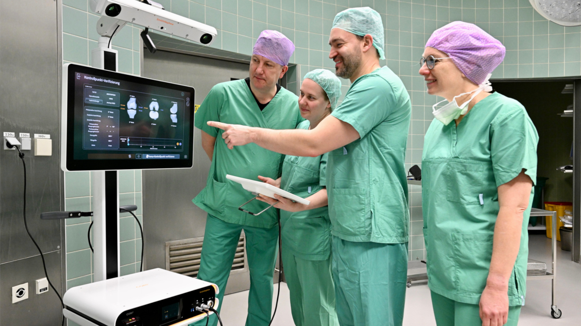 Ärtzteteam stehen um Computer