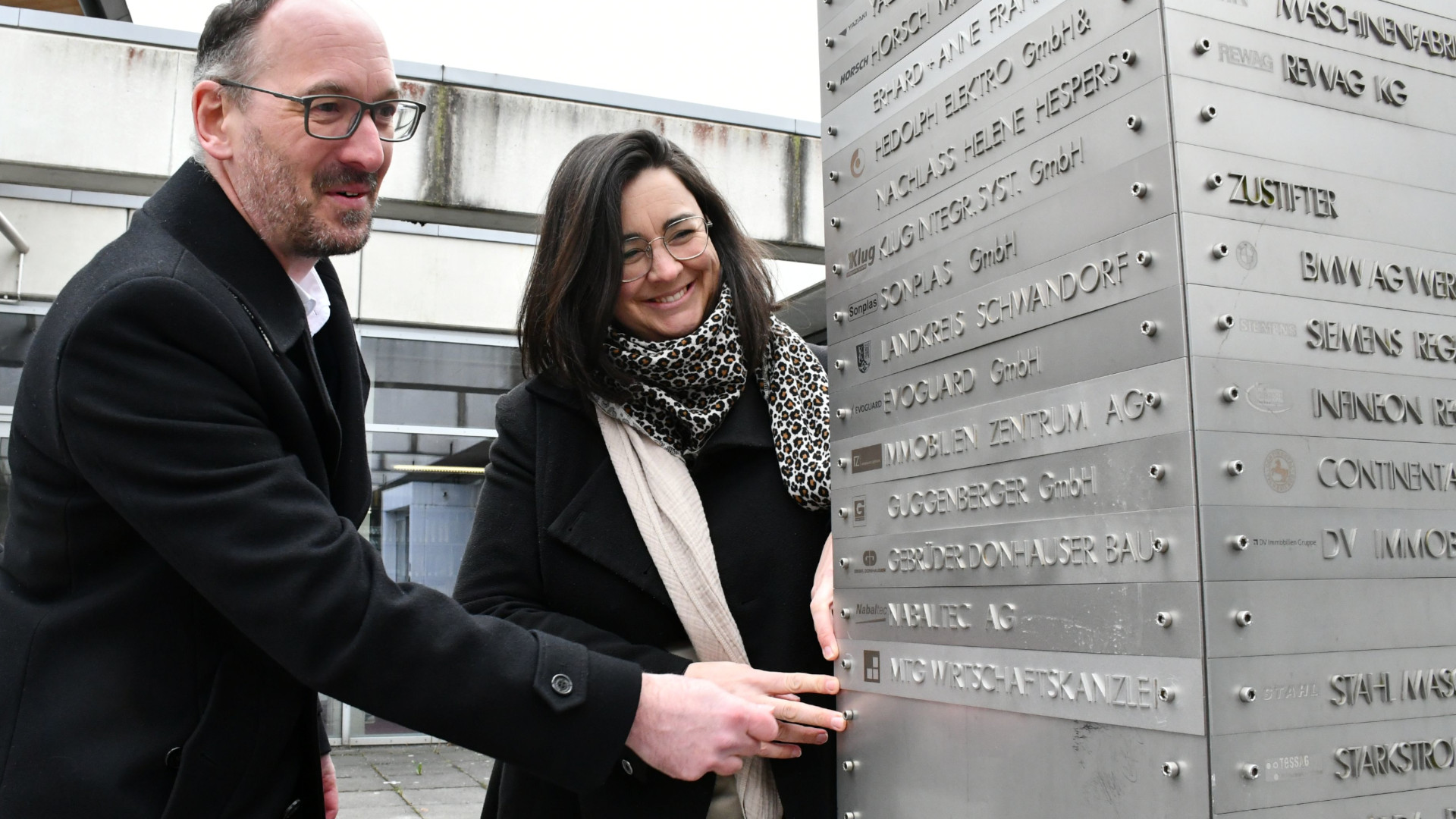 Michael Preißl und Carolin Kwasny brachten das Schild der MTG Wirtschaftskanzlei an der Stifter-Stele an. 