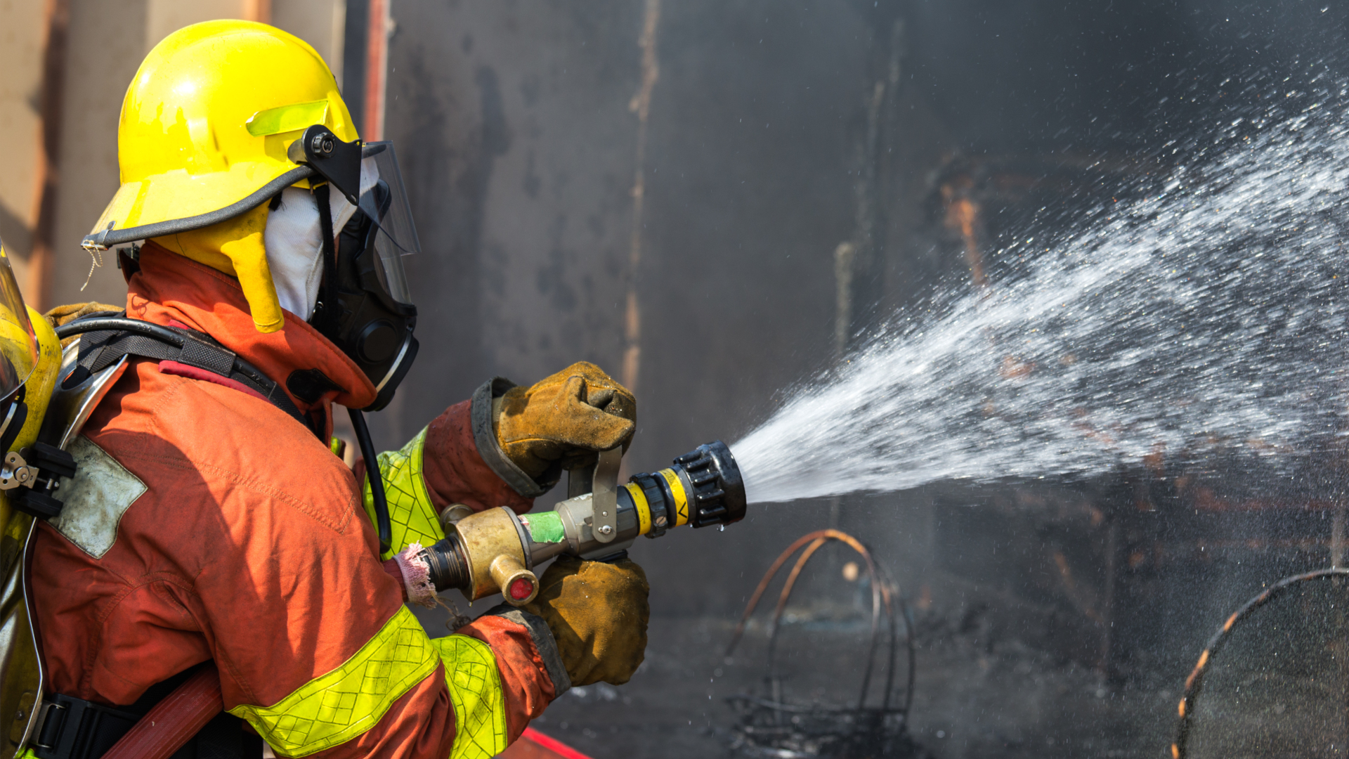 Feuerwehrmann mit Feuerschlauch
