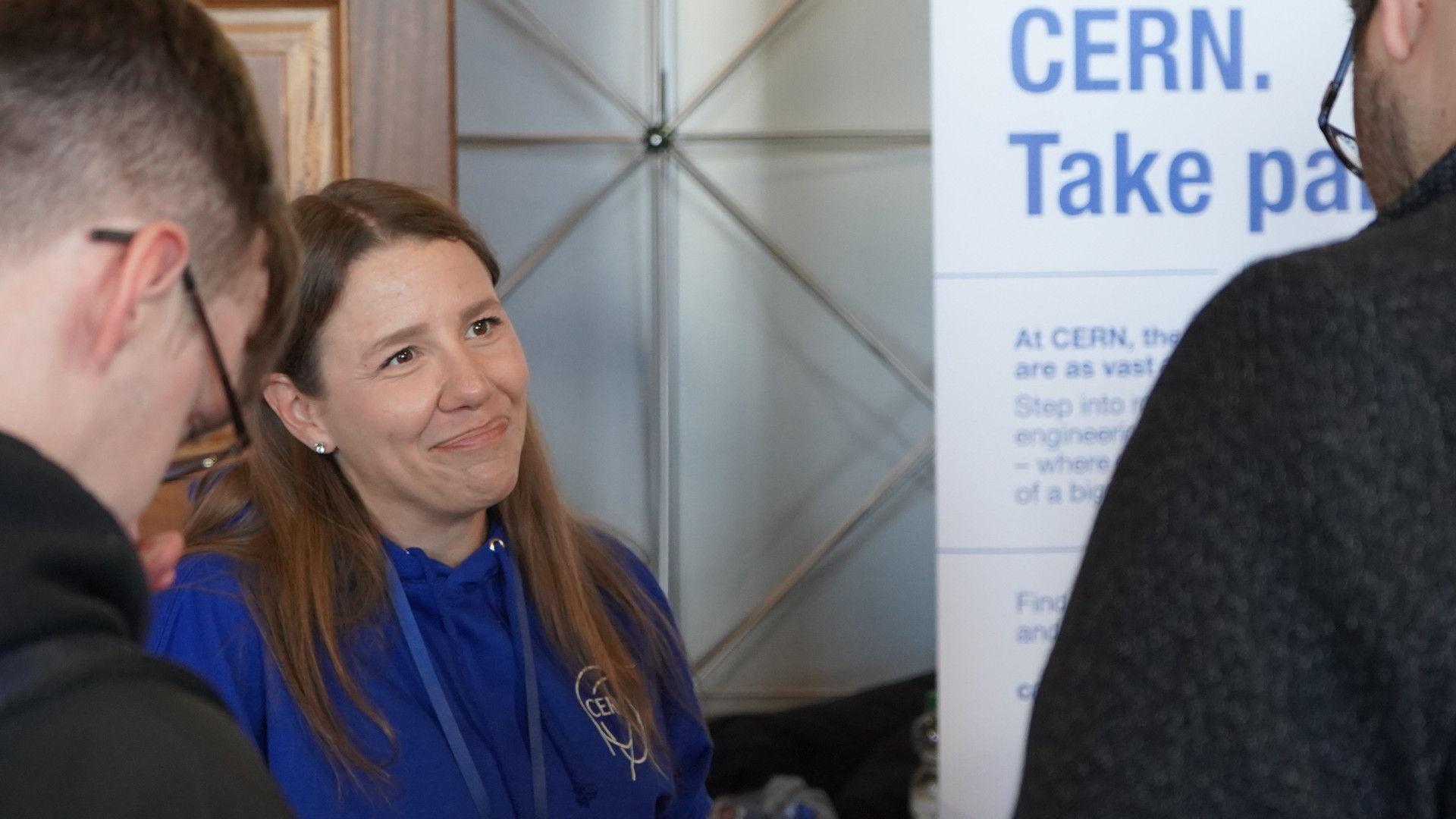 Auch die Europäische Organisation für Kernforschung (CERN) - eines der weltweit führenden Forschungszentren für Teilchenphysik mit Sitz bei Genf - nutzt die Plattform gezielt zur Ansprache technischer Fachkräfte. "70 Prozent unserer Mitarbeiter sind Ingenieure oder Techniker", erklärte Sabrina Holthausen aus dem Recruiting-Team von CERN.