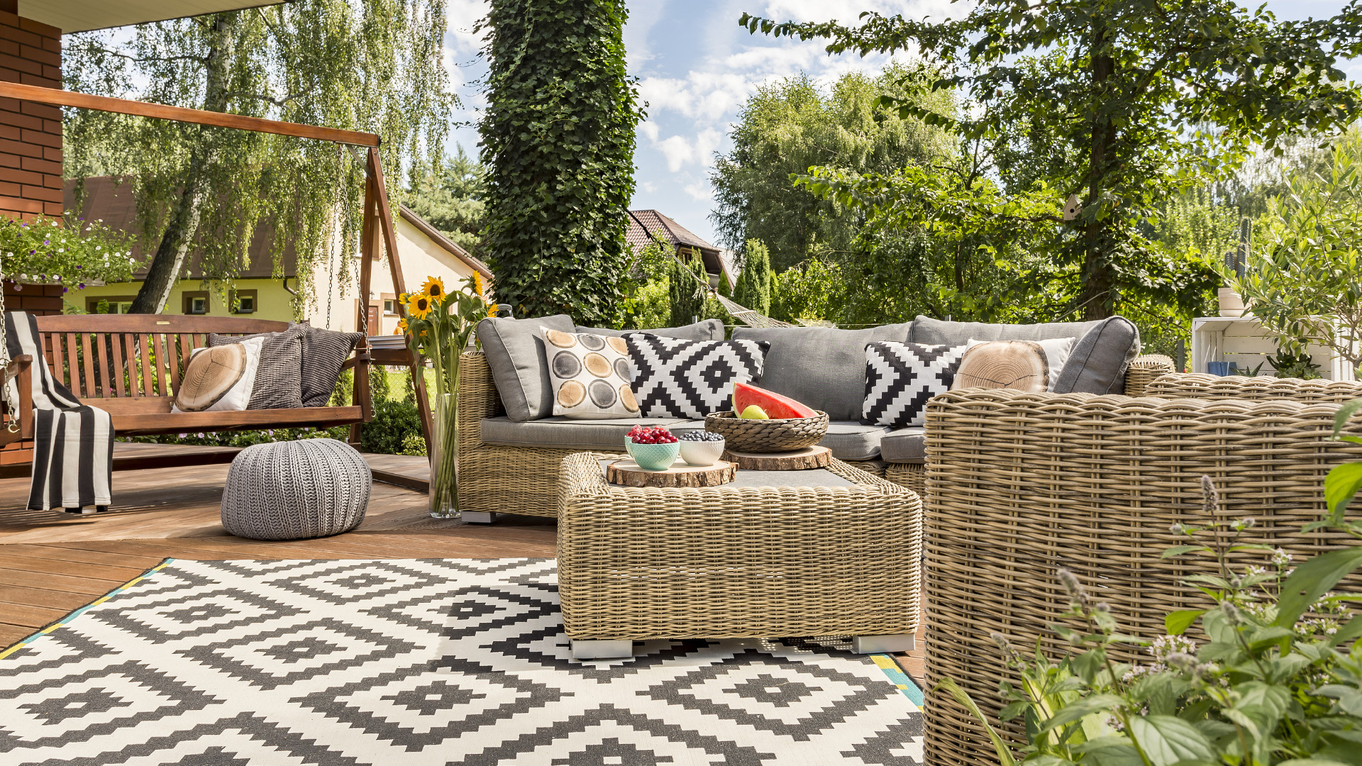 Symbolbild: Terrasse mit schönen Balkonmöbeln