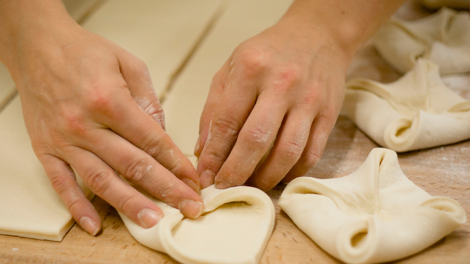 Hände die Teig kneten