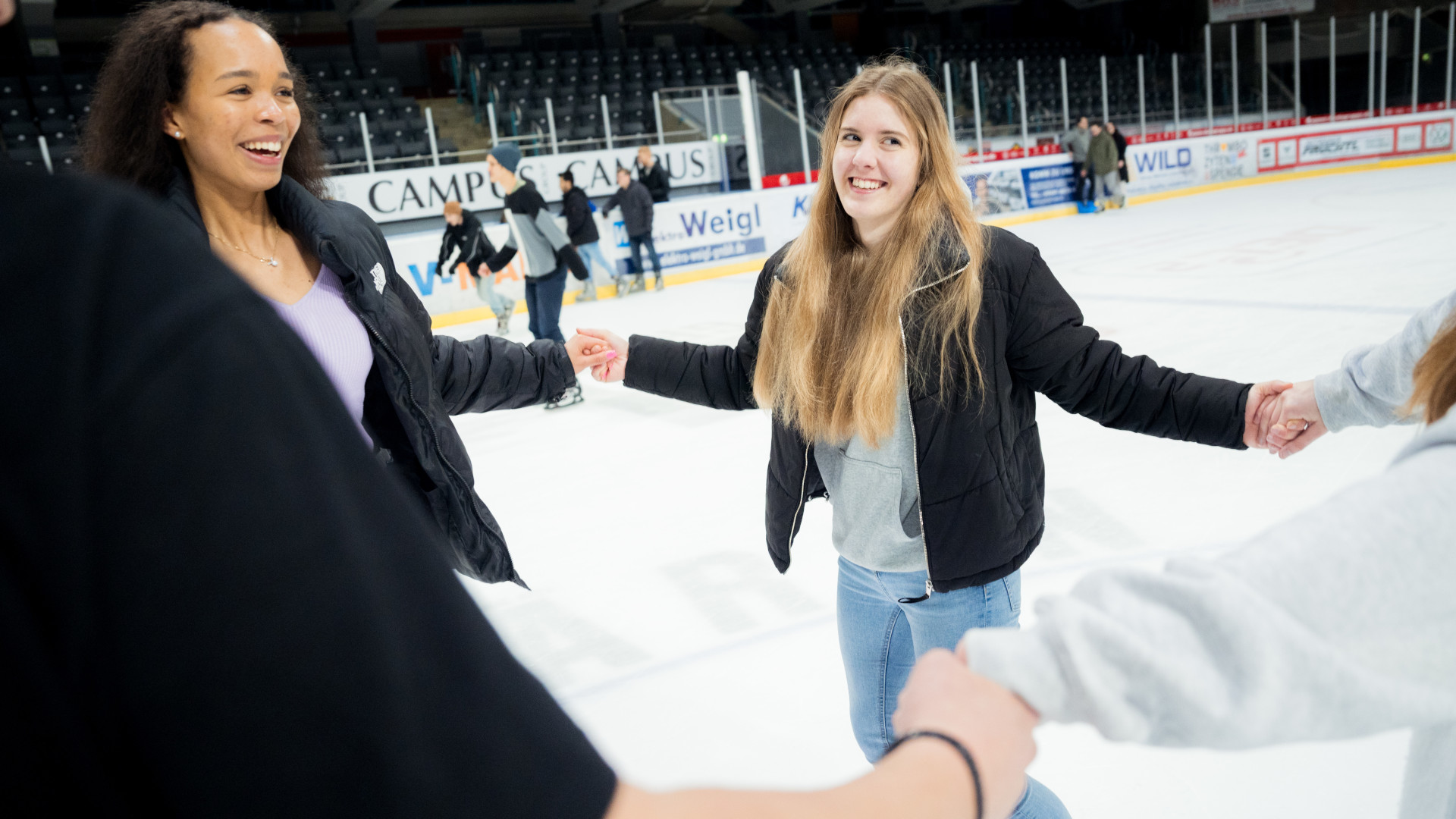 Menschen fahren Schlittschuh