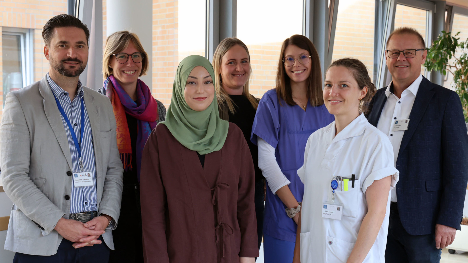 Pflegedirektor Hendrik Ott-Loffhagen und die Verantwortliche für die Pflegeentwicklung Andrea Rastinger freuen sich mit den vier ersten Bachelor-Pflegenden Aleyna Yaman, Veronika Däs, Vanessa Weis und Lena Lorenz sowie Pflegedirektor Ambros Klebl über die erfolgreich abgeschlossene Pilotphase zur Einbindung von studierten Pflegefachpersonen im Krankenhaus Barmherzige Brüder Regensburg.