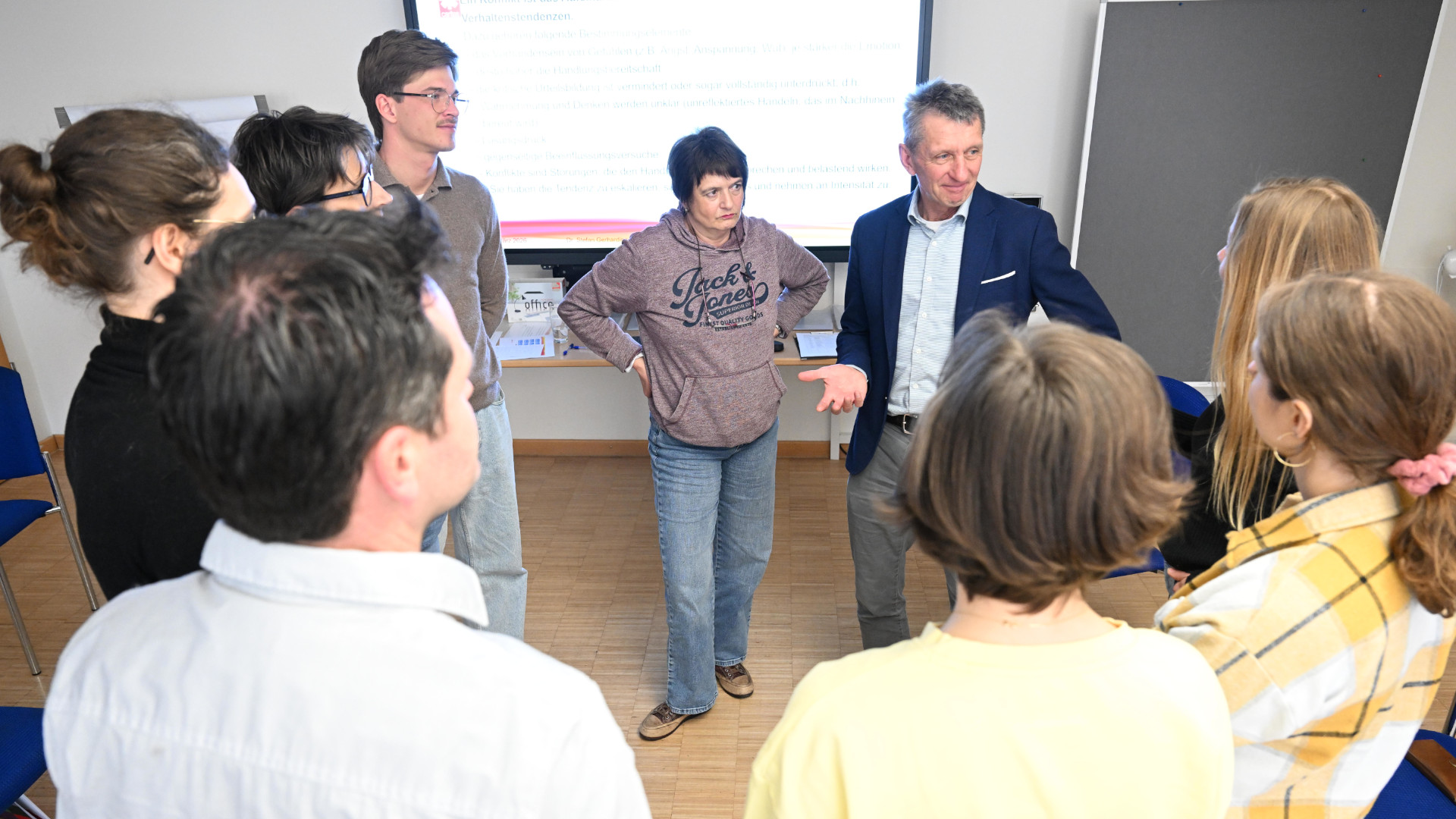 Klassische Workshop-Situation: Dr. Stefan Gerhardinger im offenen Austausch mit Teilnehmenden an einem Caritas GROW-Seminar