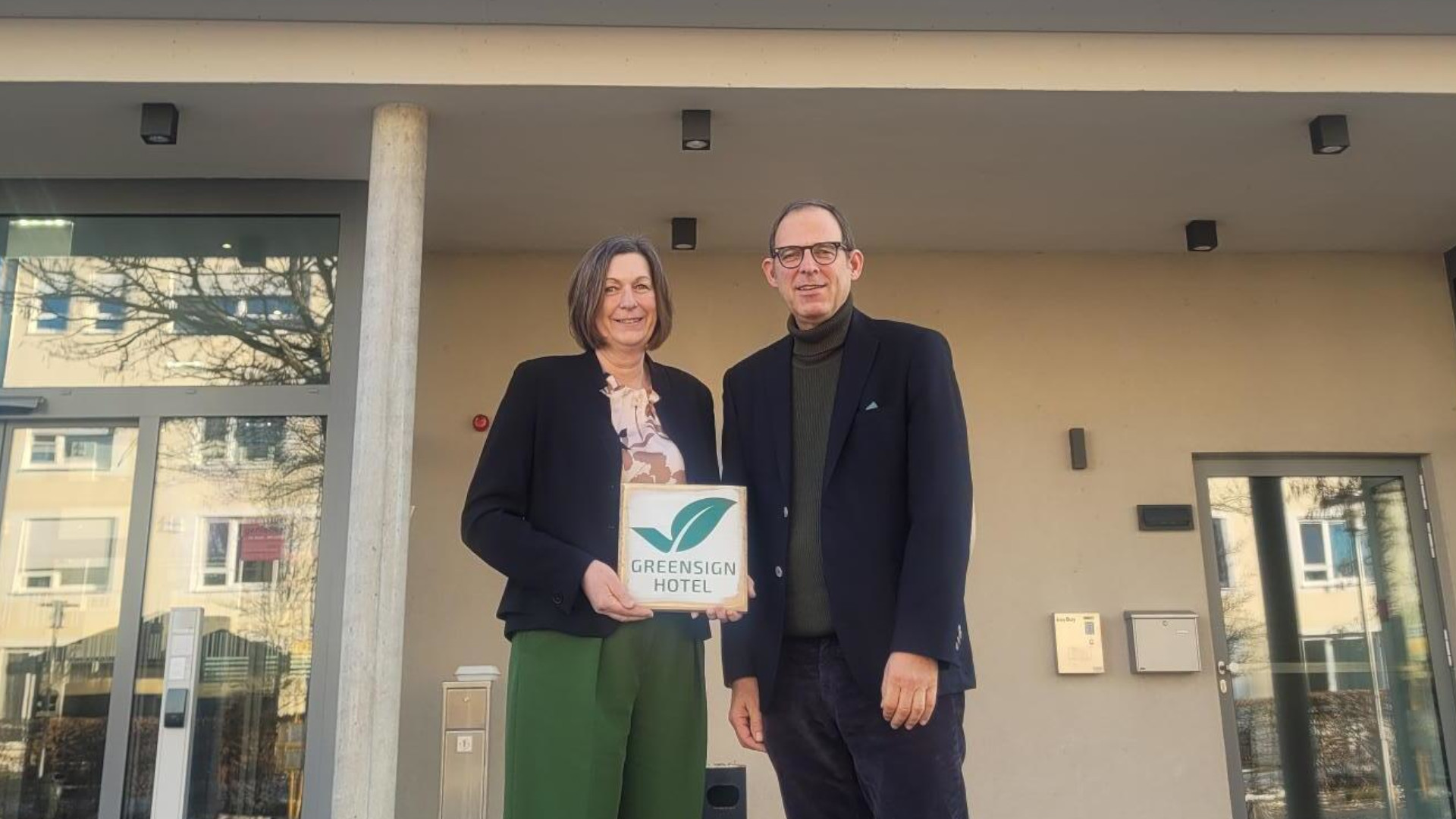 Hotelleitung Helga Butendeich mit Auditor Roberto Pareras