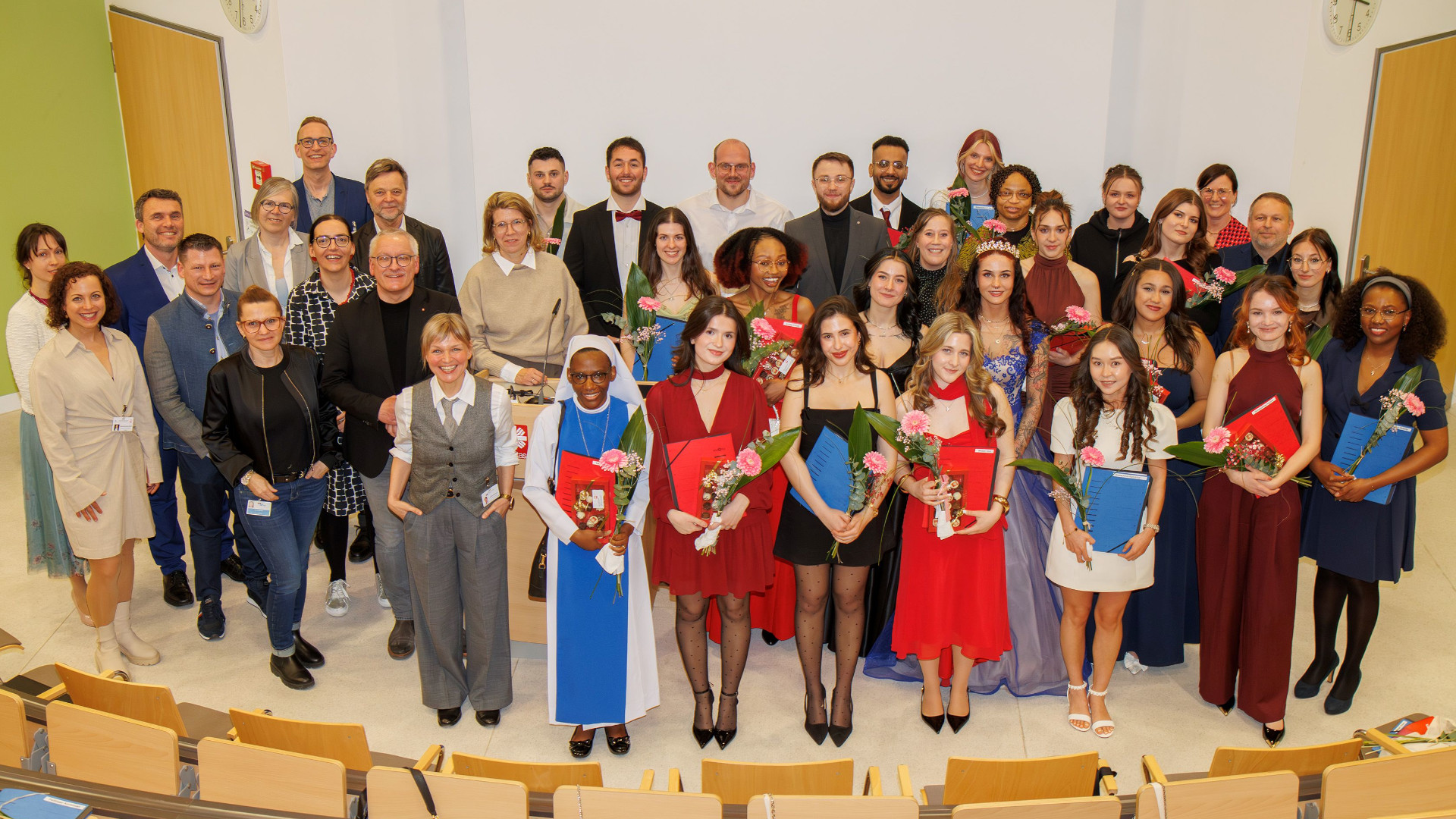 Die 29 Absolventinnen und Absolventen des aktuellen Abschlussjahrgangs am PflegeCampus Regensburg überzeugen durch fachliche und interkulturelle Kompetenz.