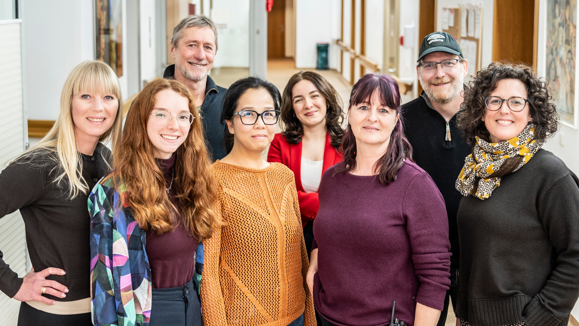 Leiterin Michaela Sigl (re.) gemeinsam mit ihrem Team in der NOAH-Notunterkunft für Frauen – von Hauswirtschaft über Betreuung bis hin zur sozialpädagogischen Begleitung.