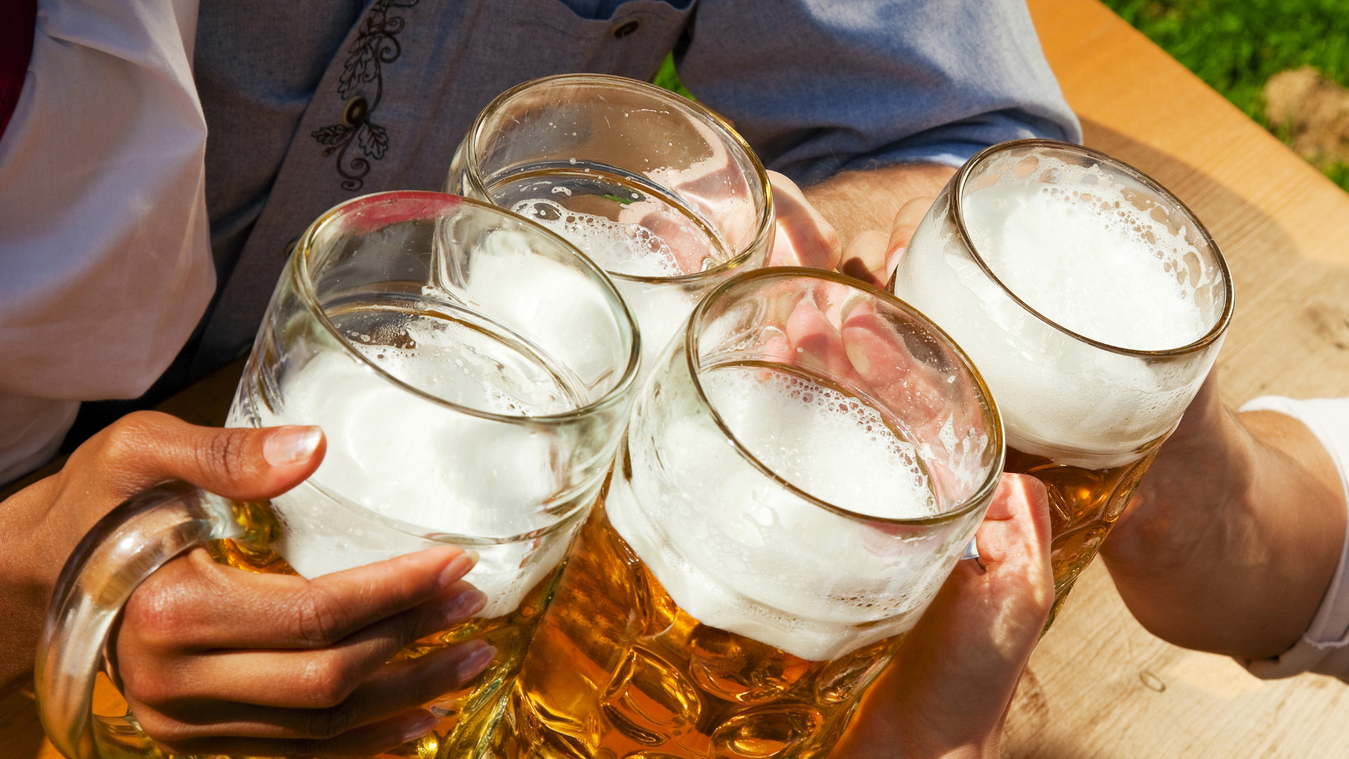 Symbolbild: Freunde stoßen mit Bier an